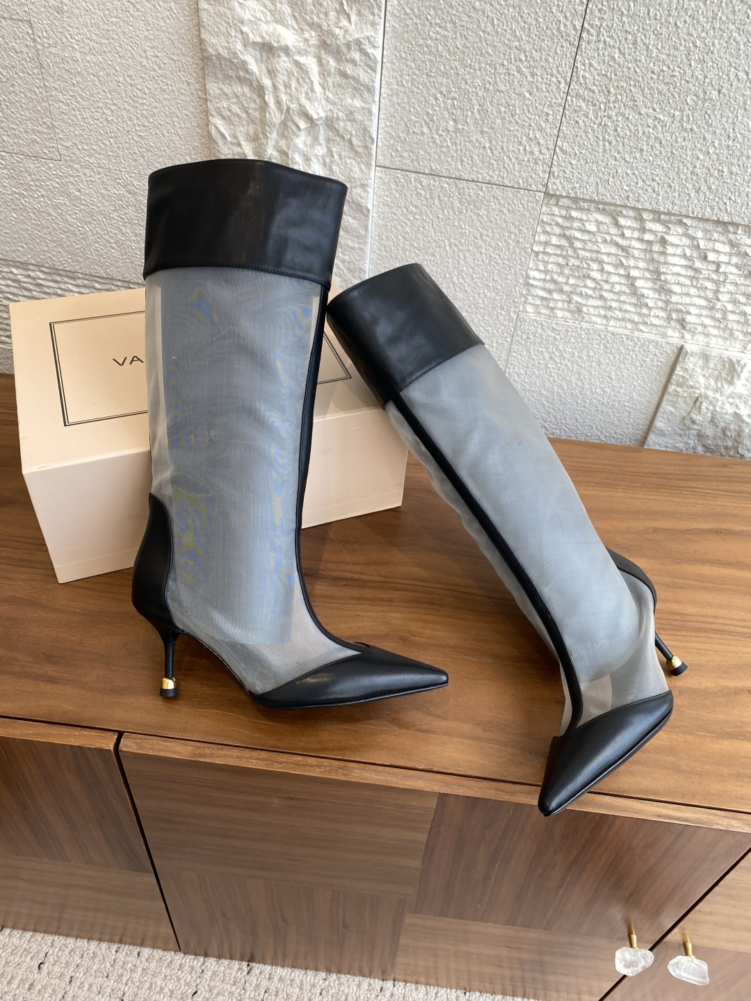 Fashion Review: VANDA NOVAK’s Unique Embroidered Boots with Italian Craftsmanship - 图片 4