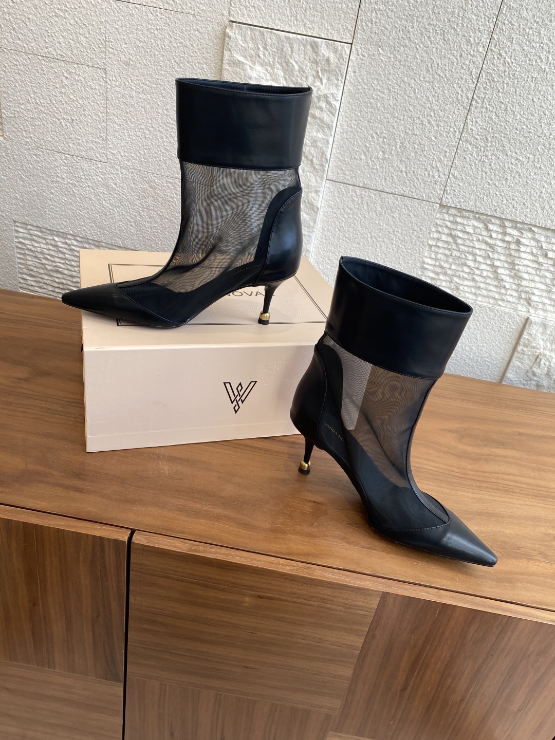 Fashion Spotlight: VANDA NOVAK’s Stylish Embroidered Boots Collection - 图片 3