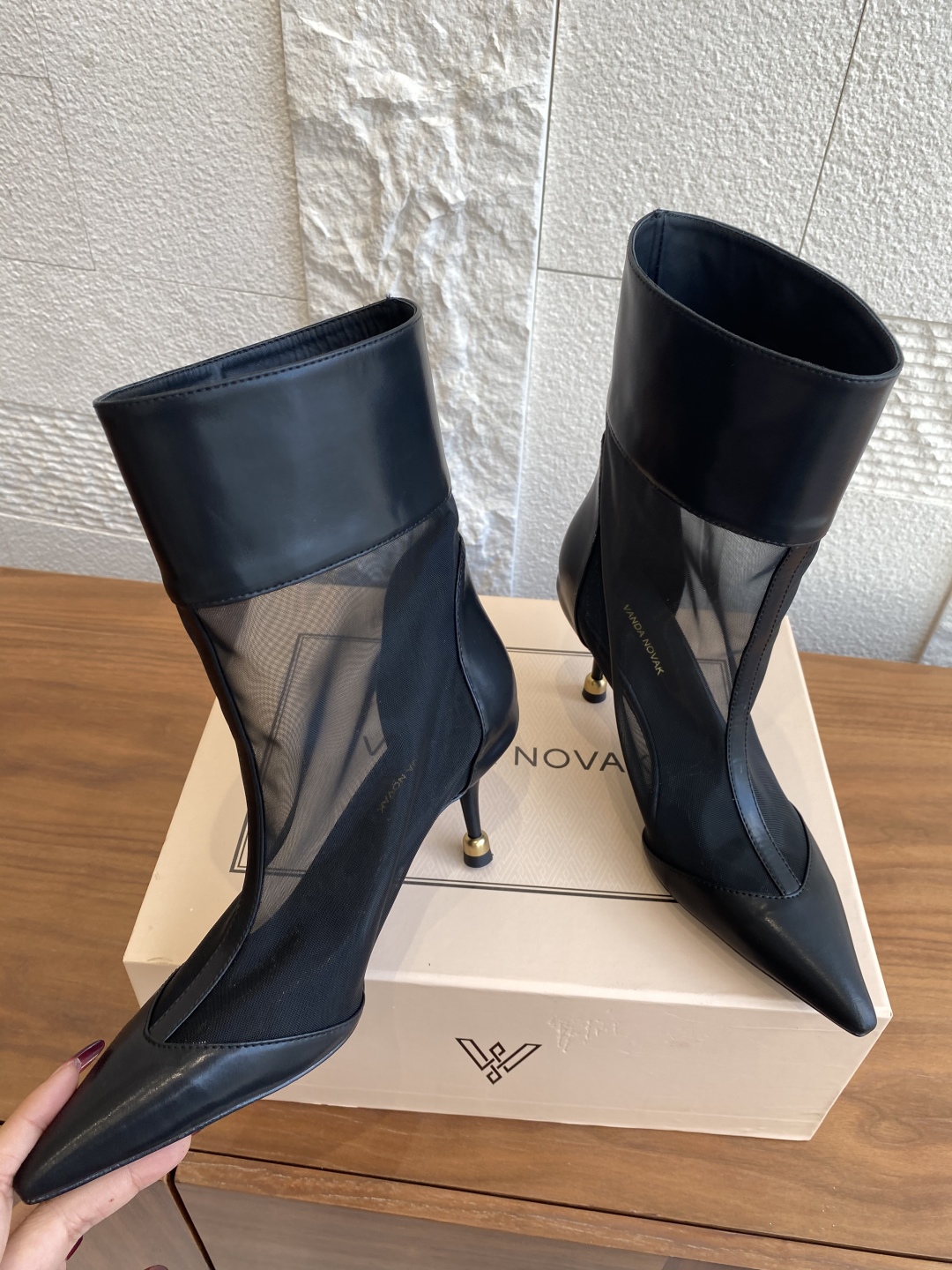 Fashion Spotlight: VANDA NOVAK’s Stylish Embroidered Boots Collection - 图片 5