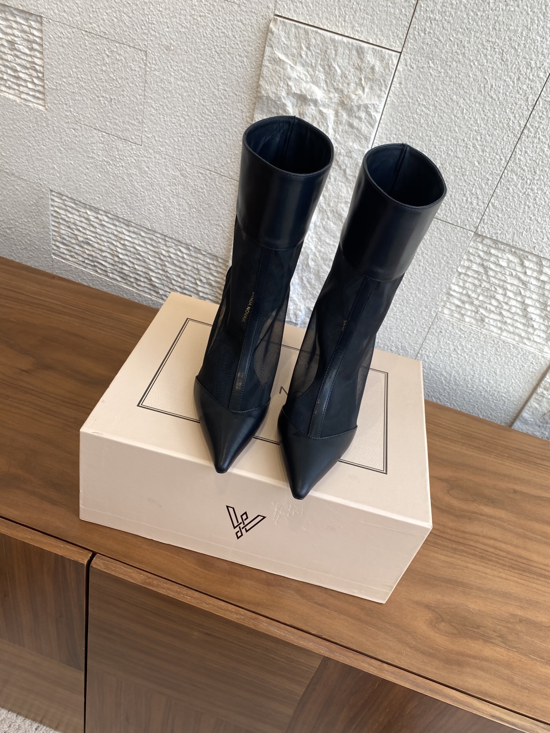Fashion Spotlight: VANDA NOVAK’s Stylish Embroidered Boots Collection - 图片 9