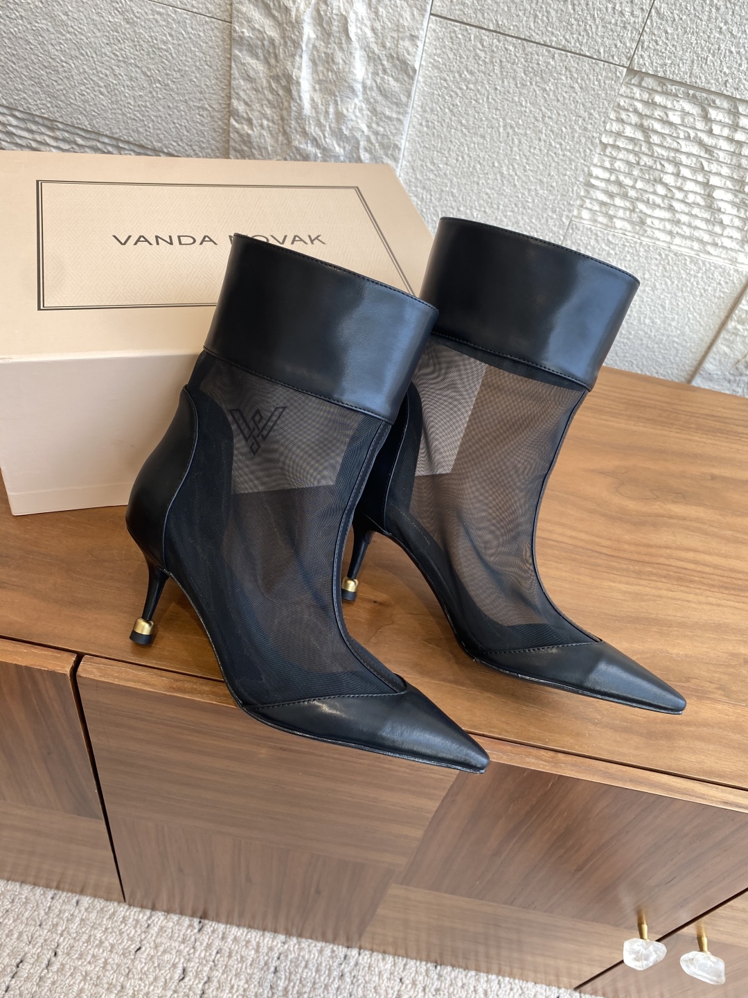 Fashion Spotlight: VANDA NOVAK’s Stylish Embroidered Boots Collection - 图片 2