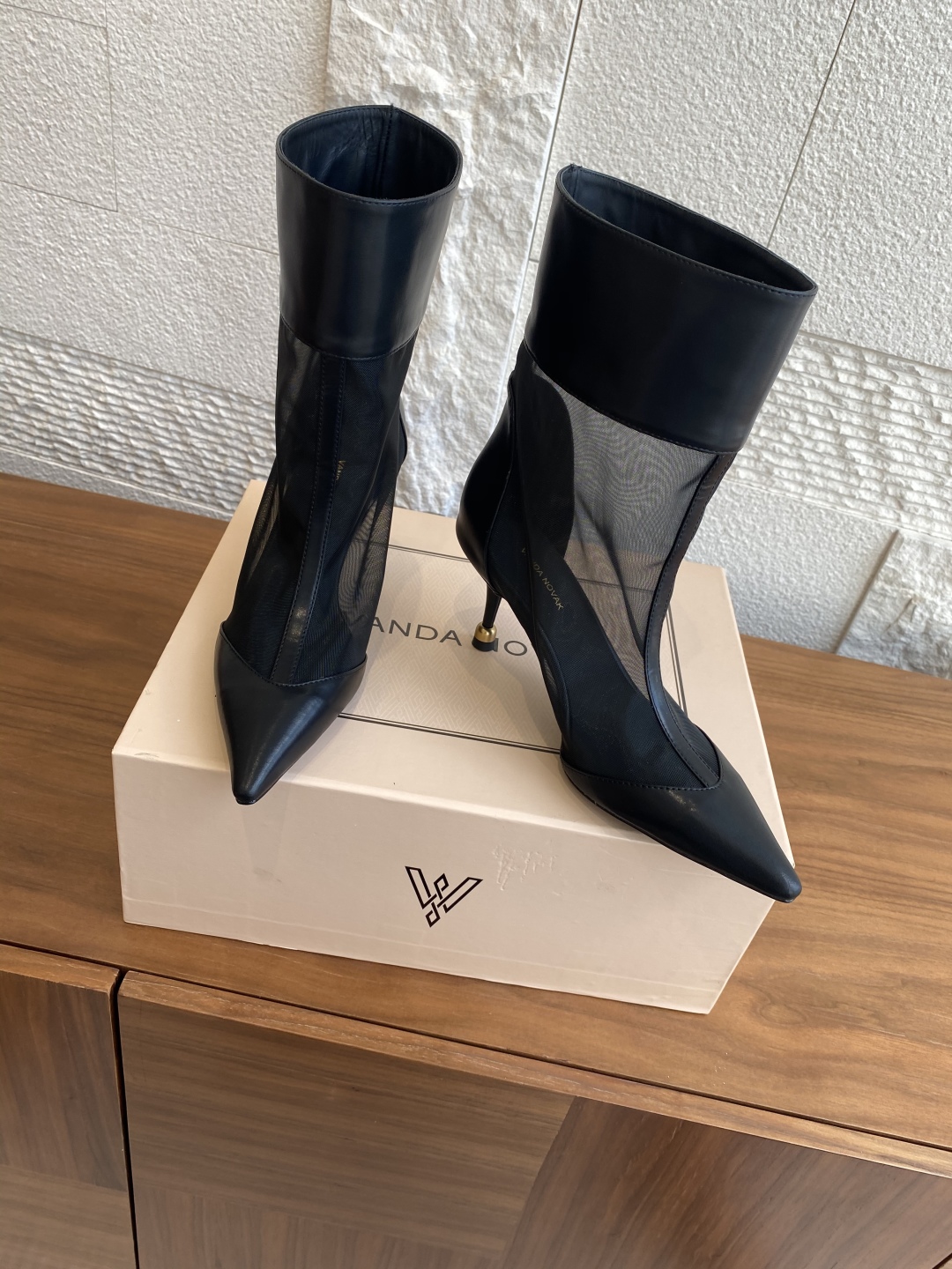 Fashion Spotlight: VANDA NOVAK’s Stylish Embroidered Boots Collection - 图片 4