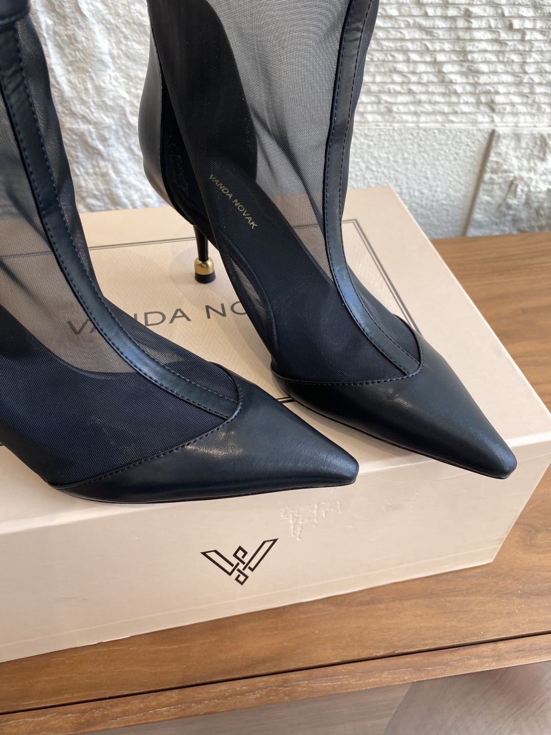 Fashion Spotlight: VANDA NOVAK’s Stylish Embroidered Boots Collection - 图片 8