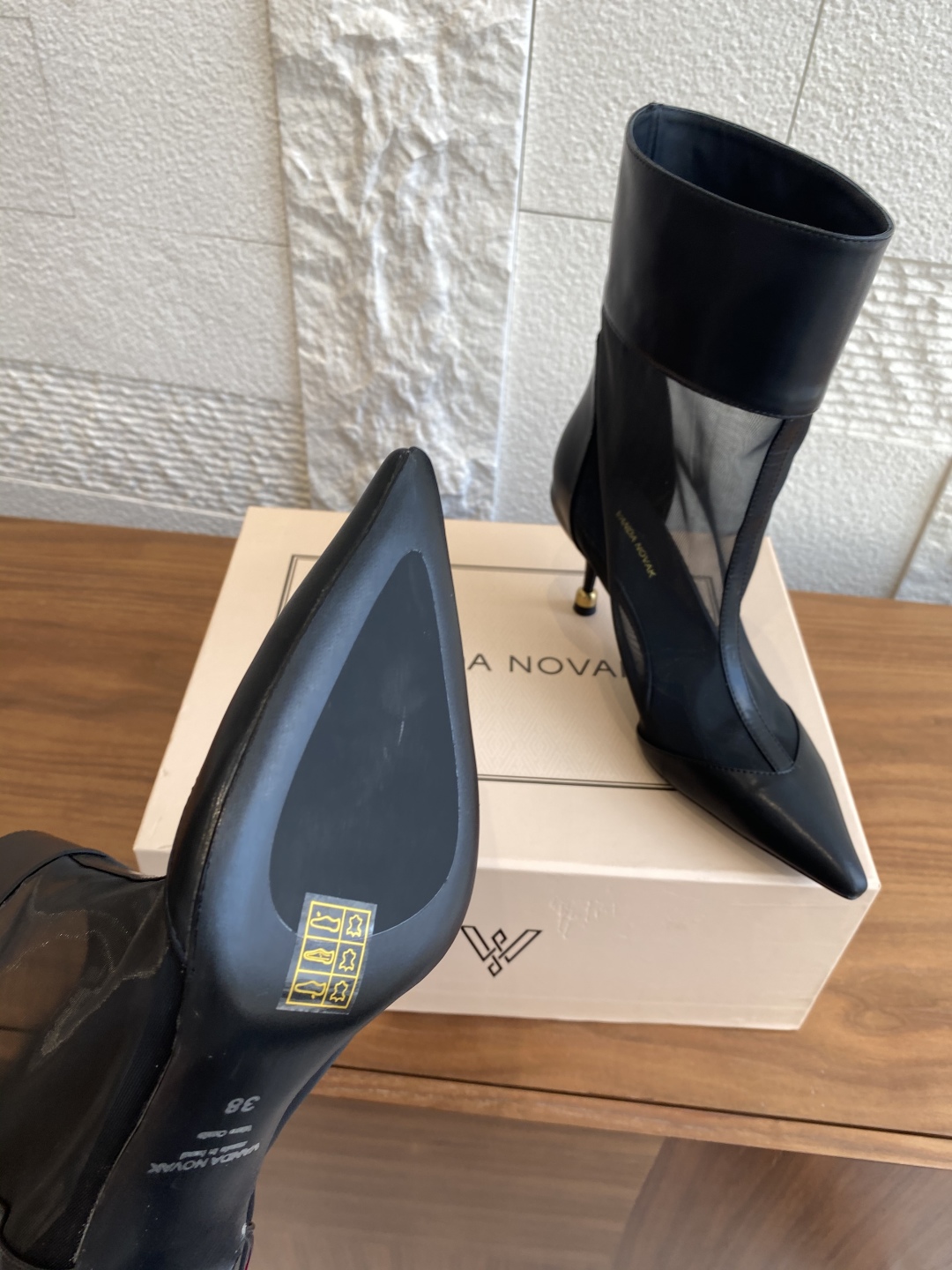 Fashion Spotlight: VANDA NOVAK’s Stylish Embroidered Boots Collection - 图片 6