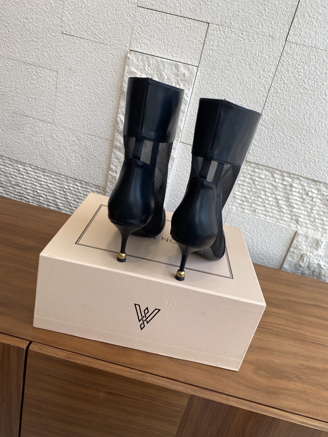 Fashion Spotlight: VANDA NOVAK’s Stylish Embroidered Boots Collection - 图片 7