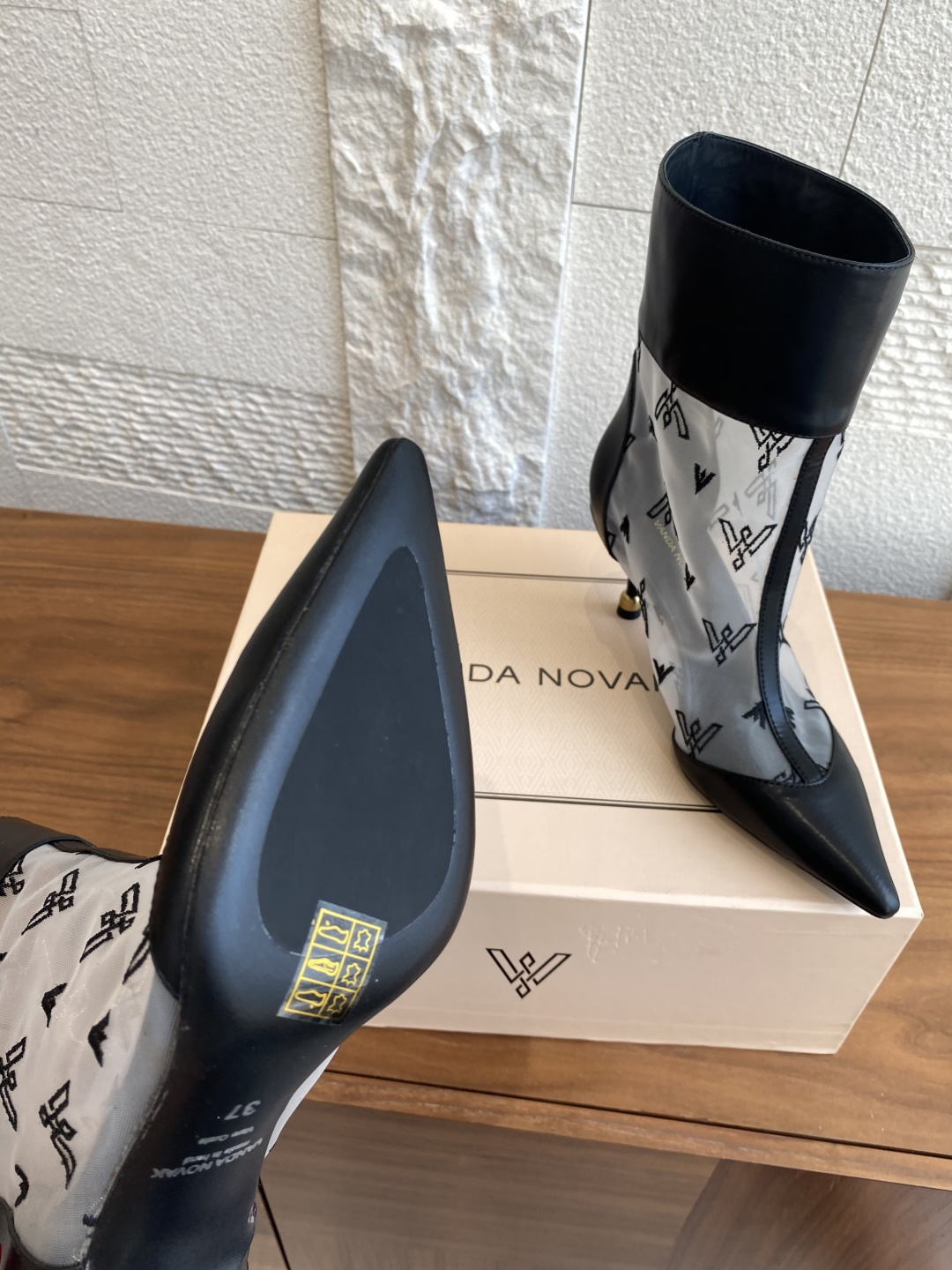 Fashion Alert: VANDA NOVAK’s Stylish Embroidered Boots with Zirconium Details - 图片 6