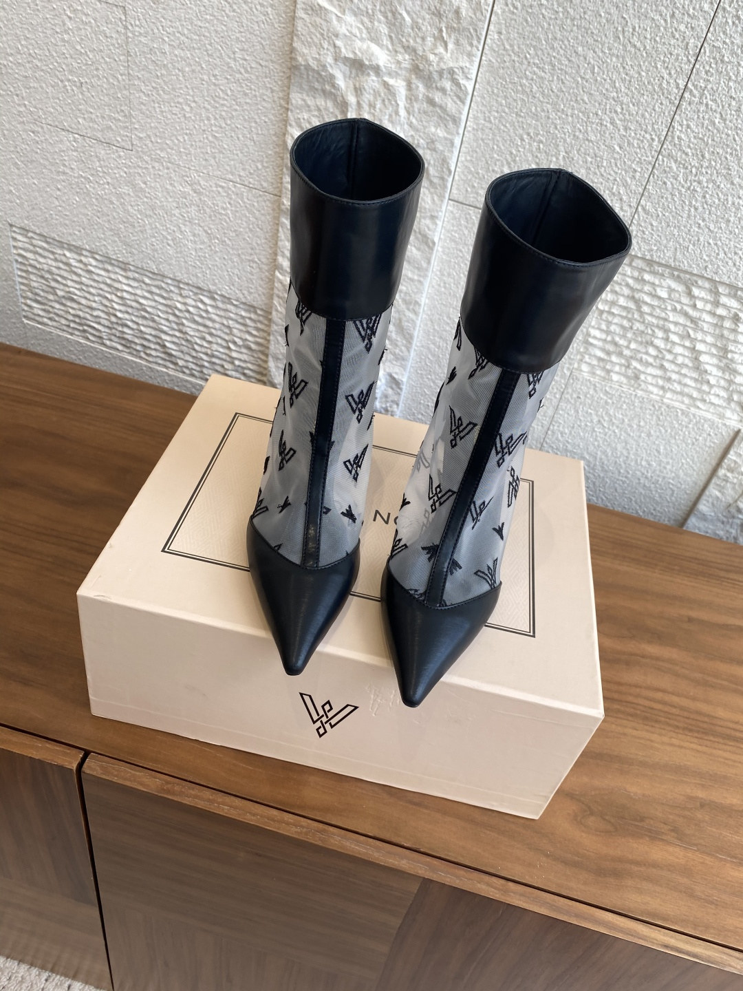 Fashion Alert: VANDA NOVAK’s Stylish Embroidered Boots with Zirconium Details - 图片 2