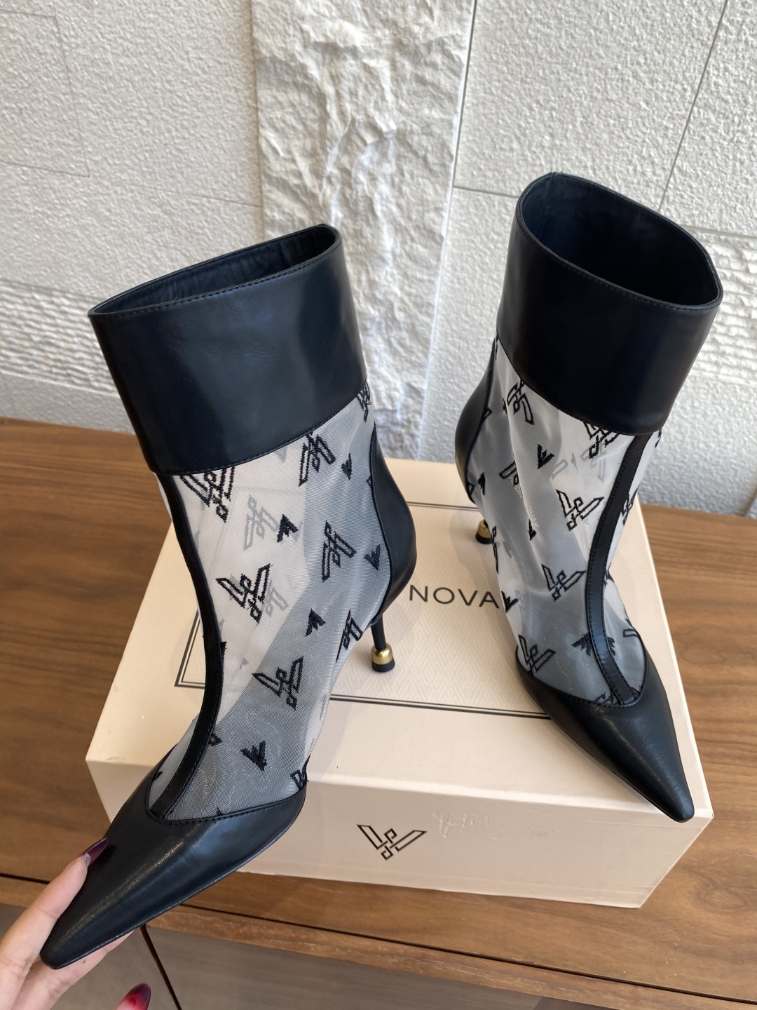 Fashion Alert: VANDA NOVAK’s Stylish Embroidered Boots with Zirconium Details - 图片 5