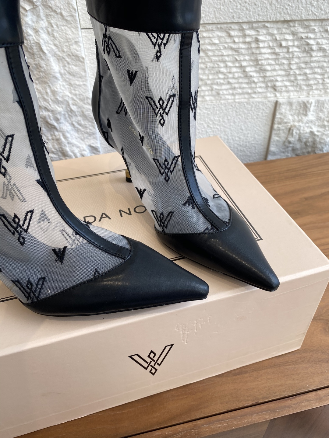 Fashion Alert: VANDA NOVAK’s Stylish Embroidered Boots with Zirconium Details - 图片 9