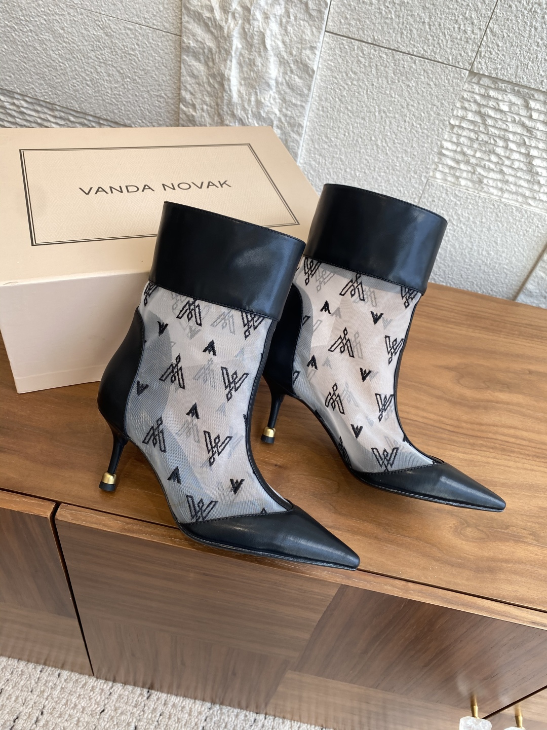 Fashion Alert: VANDA NOVAK’s Stylish Embroidered Boots with Zirconium Details - 图片 4