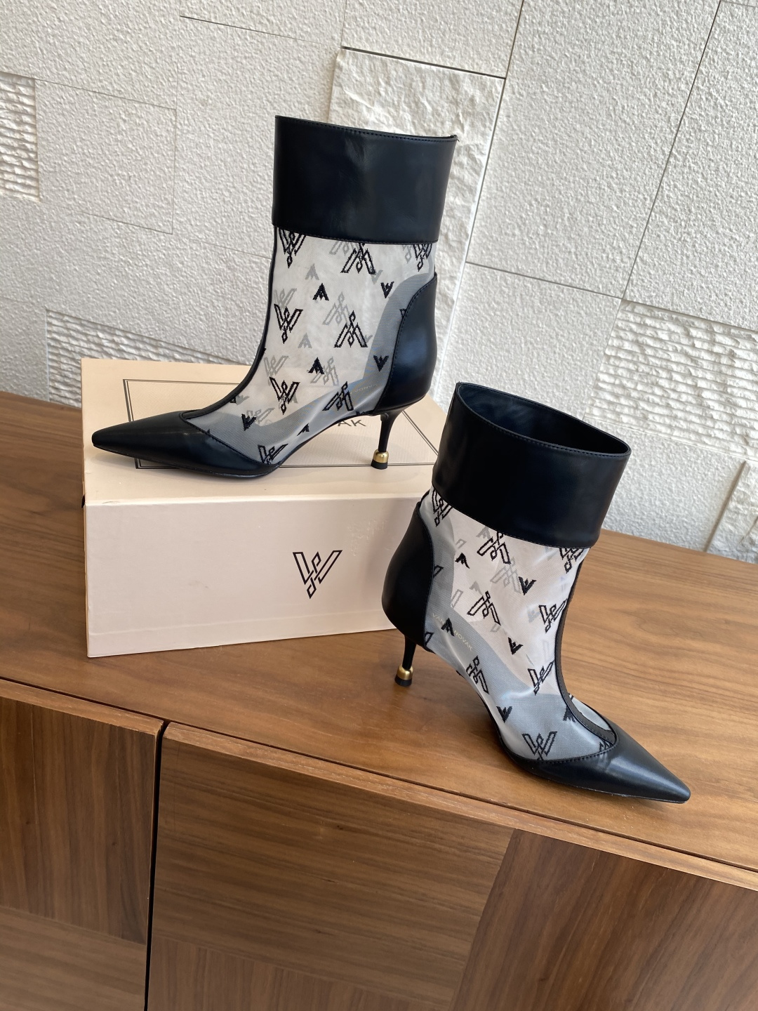 Fashion Alert: VANDA NOVAK’s Stylish Embroidered Boots with Zirconium Details - 图片 3