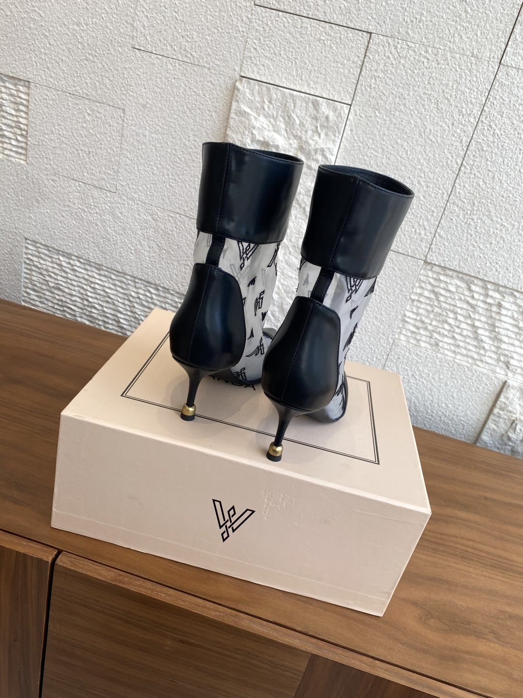 Fashion Alert: VANDA NOVAK’s Stylish Embroidered Boots with Zirconium Details - 图片 8
