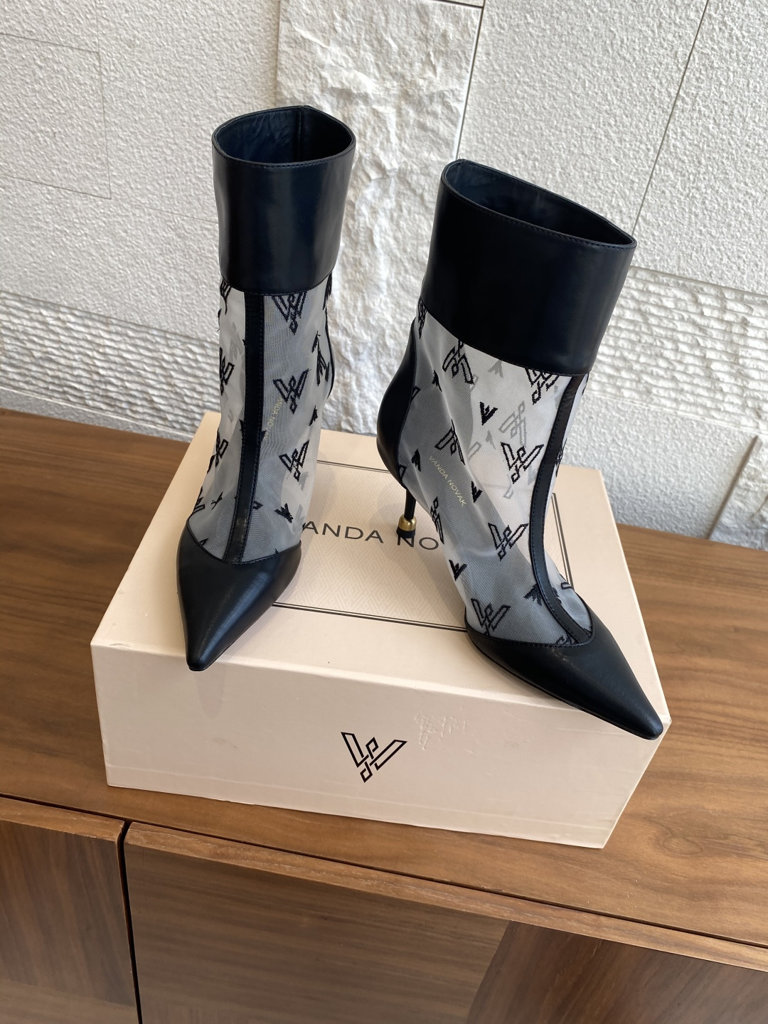 Fashion Alert: VANDA NOVAK’s Stylish Embroidered Boots with Zirconium Details - 图片 7