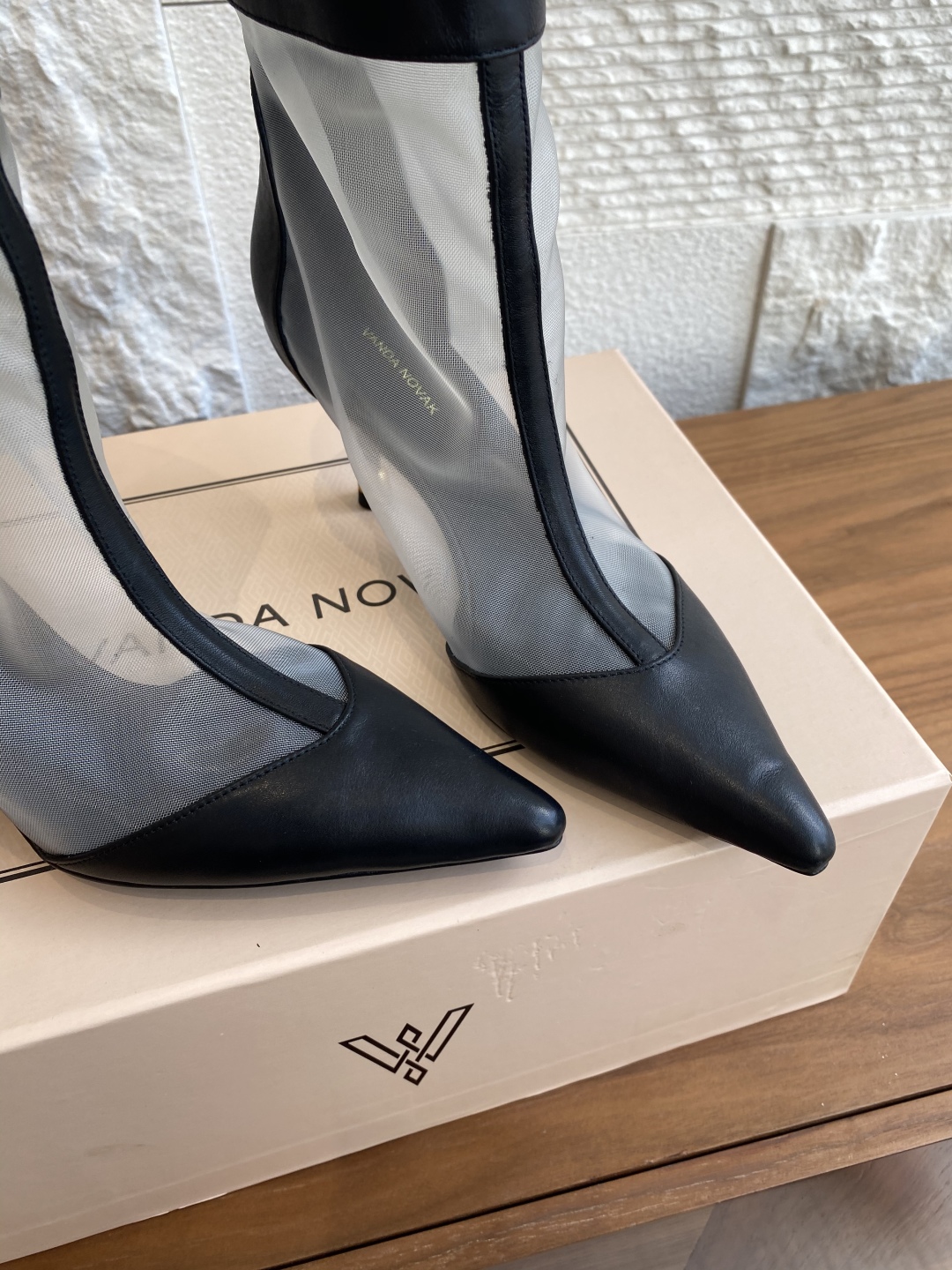 Fashion Alert: VANDA NOVAK’s Stylish Embroidered Boots Collection with Unique Designs - 图片 9