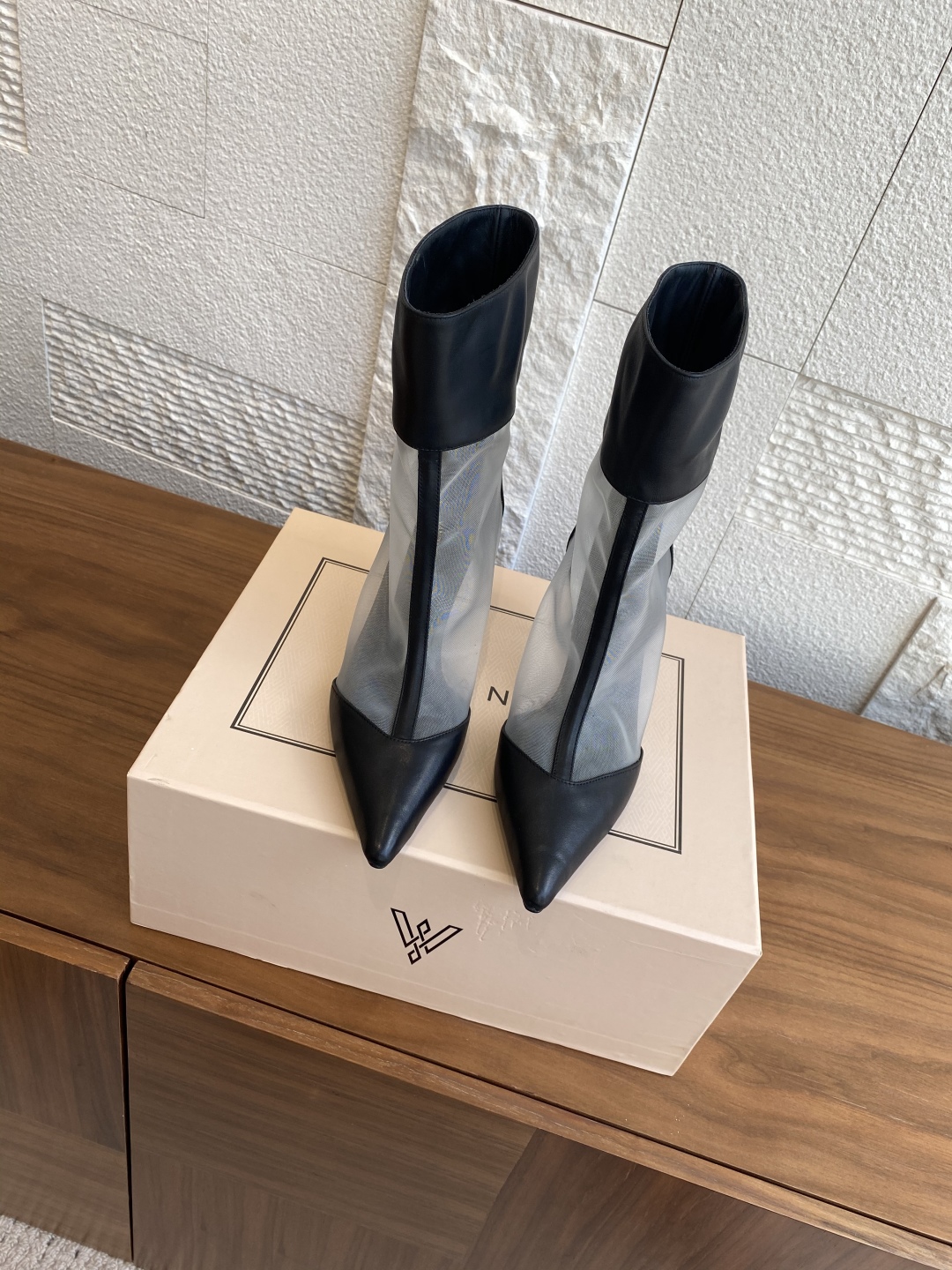 Fashion Alert: VANDA NOVAK’s Stylish Embroidered Boots Collection with Unique Designs - 图片 2