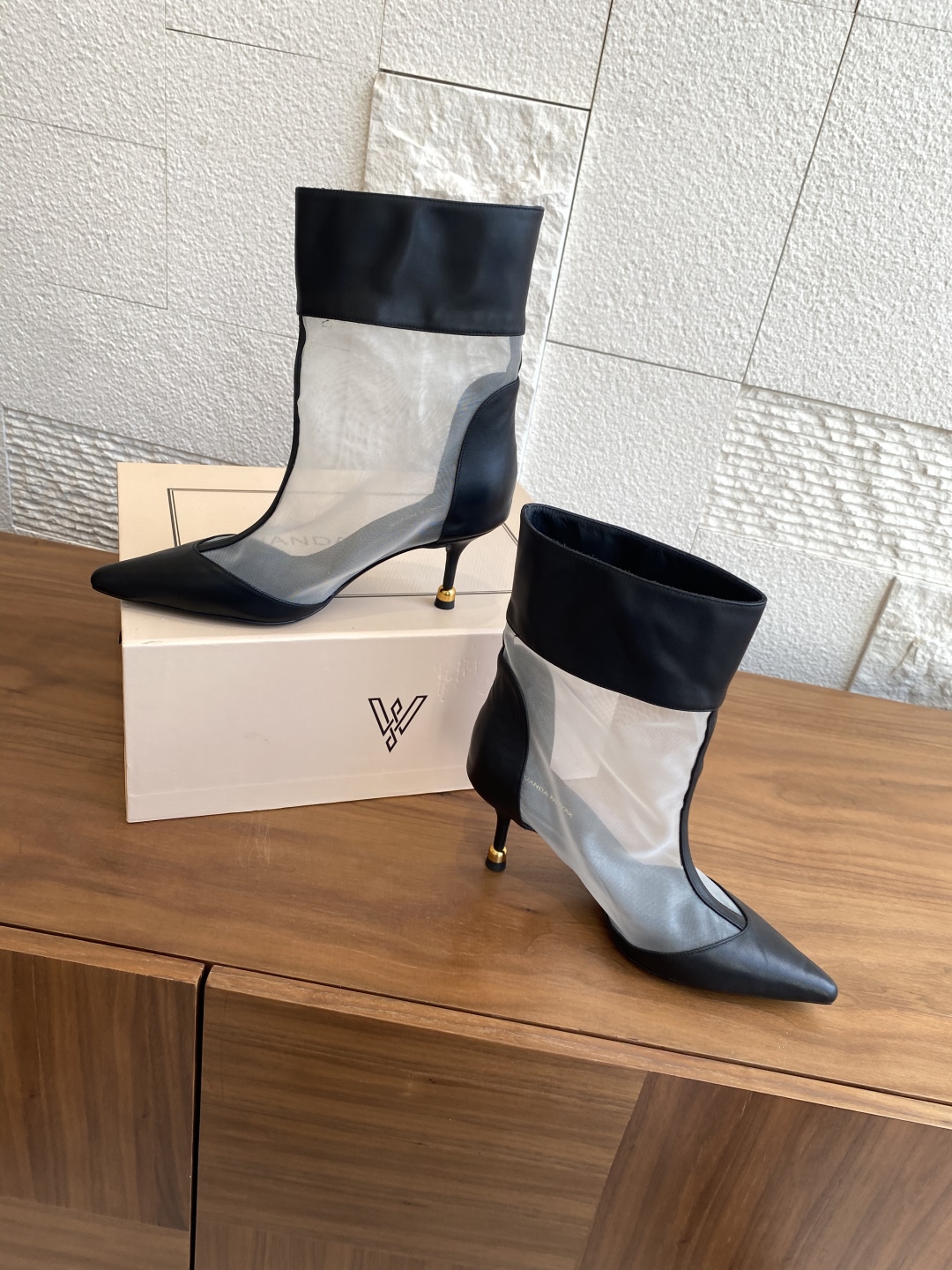 Fashion Alert: VANDA NOVAK’s Stylish Embroidered Boots Collection with Unique Designs - 图片 3