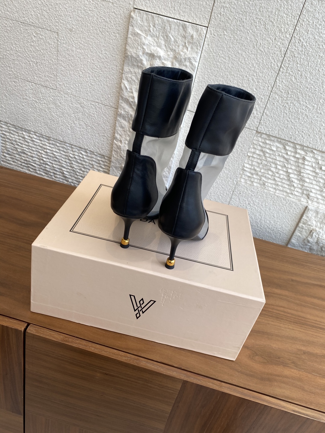 Fashion Alert: VANDA NOVAK’s Stylish Embroidered Boots Collection with Unique Designs - 图片 8