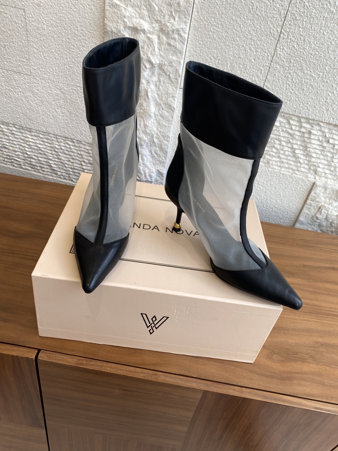 Fashion Alert: VANDA NOVAK’s Stylish Embroidered Boots Collection with Unique Designs - 图片 7