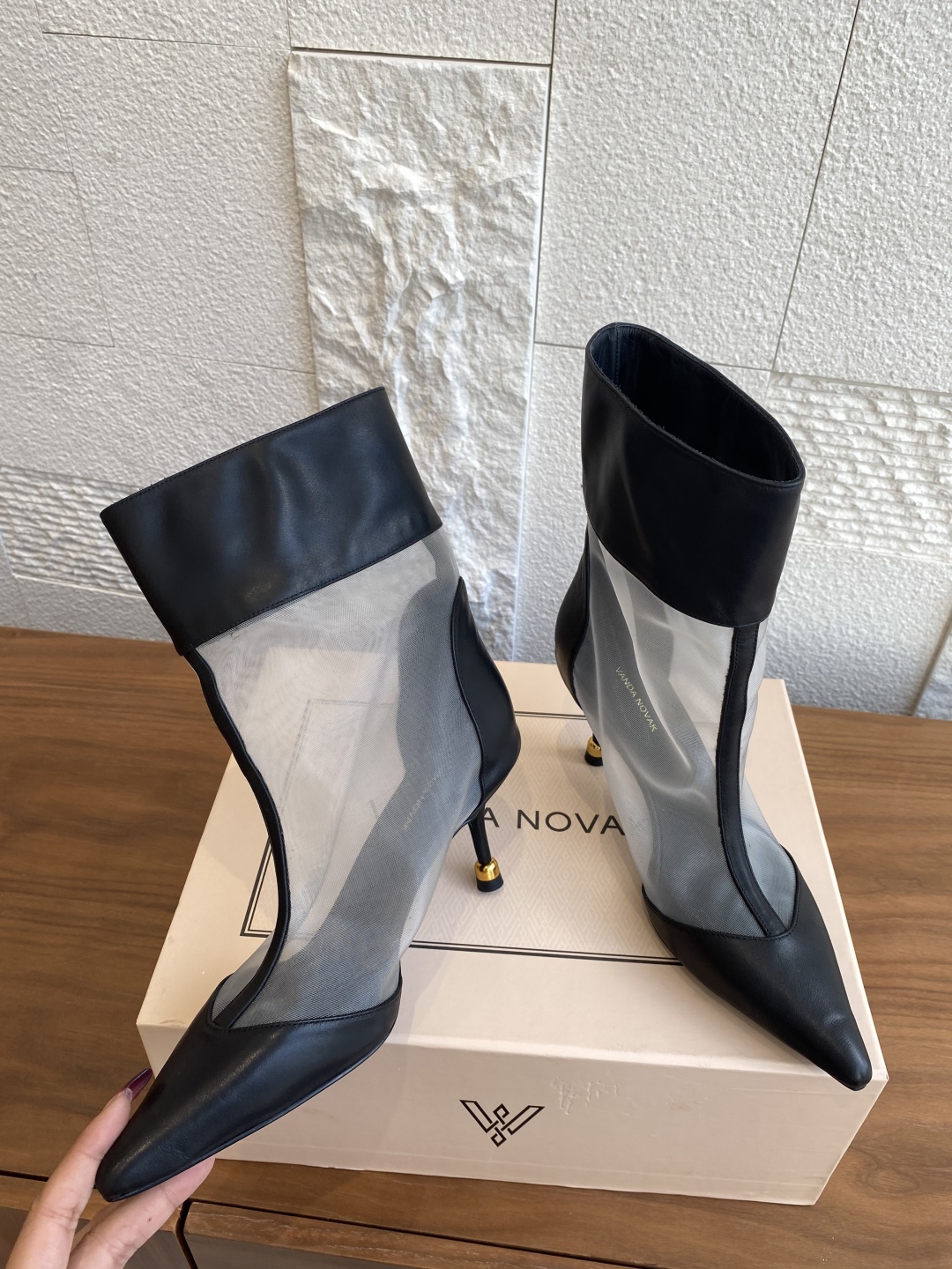 Fashion Alert: VANDA NOVAK’s Stylish Embroidered Boots Collection with Unique Designs - 图片 5