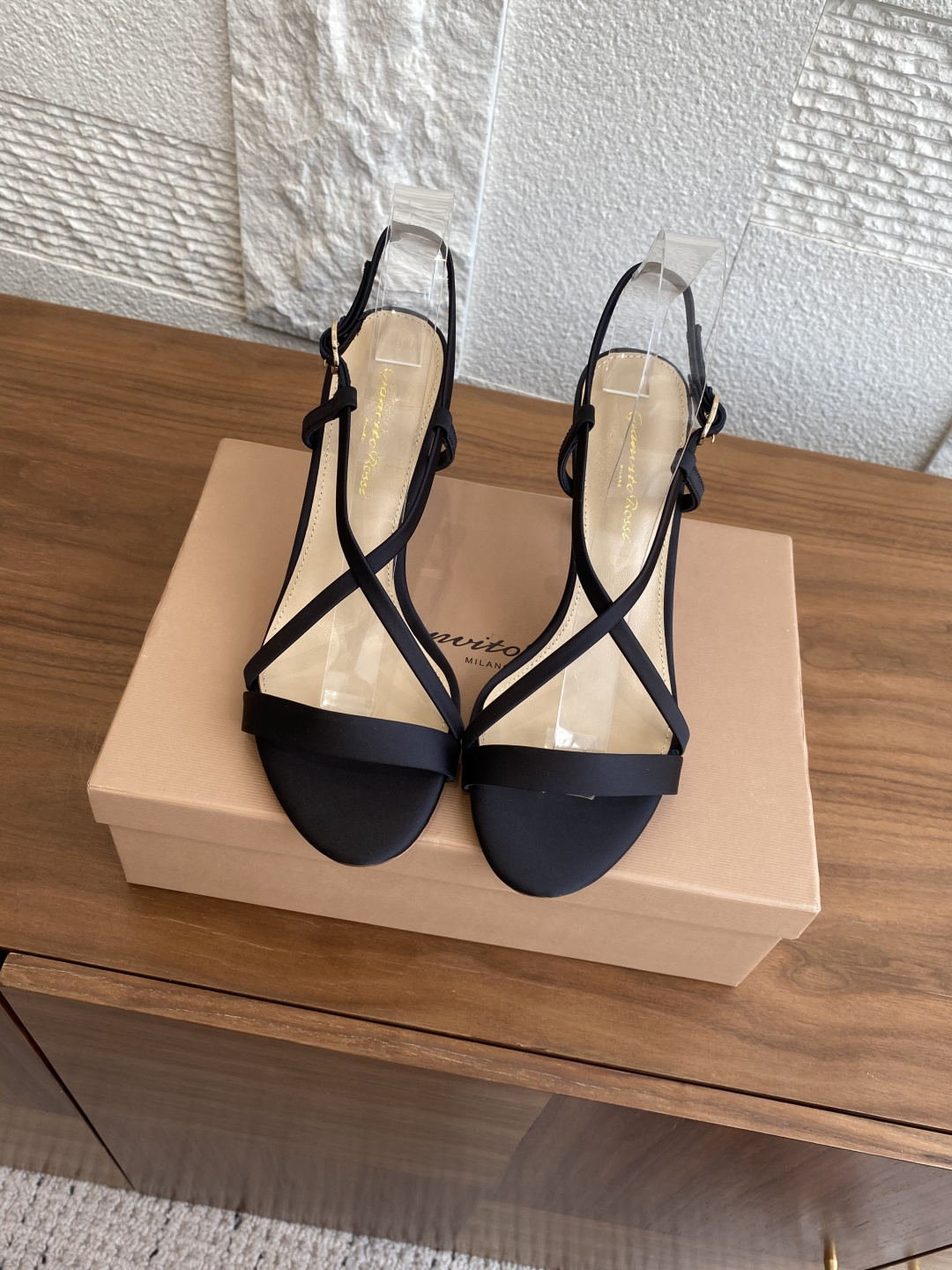 NO:421445,Top version: GIANVITO ROSSI 25ss New summer style, open toe, cross-band, high heels sandals Gianvito Rossi Italian shoemaking family, selects soft leather, suede and calf hair, and creates shoes with excellent Italian craftsmanship, striving to achieve better fit and comfort. 'Portofino' sandals and pointed-toe high heels are his masterpieces, and they can be regarded as a must-have for centipede spirits in the shoe cabinet. Heel height. 8.5cm Fabric: imported silk satin/soft sheepskin Inner: imported sheepskin Outsole: imported Italian leather outsole Size: 34-42 (34 40 41 42 custom made without return), high heel sandals, sandals, high  heels, sheepskin, real silk, silk fabric, Leather soles19860909顶级版本: GIANVITO ROSSI 25ss 夏季新款 露趾 一字带 交叉后带 高跟 凉鞋 Gianvito Rossi 意大利制鞋世家, 甄选柔软的皮革、绒面革和小牛毛,以卓越的意大利工艺打造鞋履,力求达至更好的合脚度和舒适感.“Portofino”凉鞋和尖头高跟鞋是他的当家作品,可谓蜈蚣精们鞋柜里的必备款. 跟高. 8.5cm 面料: 进口真丝绸缎/柔软羊皮 内里: 进口羊皮 大底: 意大利进口真皮大底 Size: 34-42（34 40 41 42定做不退换）,高跟鞋凉鞋,sandals,high heels,sheepskin,real silk,silk fabric,Leather soles,Women's Shoes