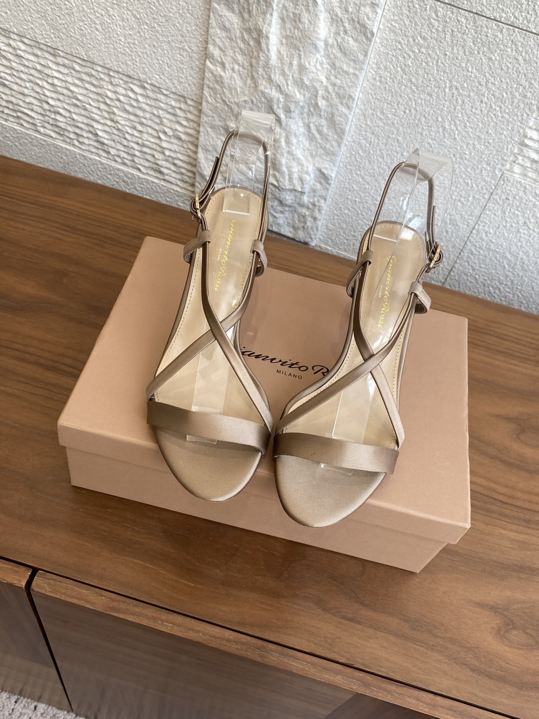 NO:421454,Top version: GIANVITO ROSSI 25ss New summer style, open toe, cross-band, high heels sandals Gianvito Rossi Italian shoemaking family, selects soft leather, suede and calf hair, and creates shoes with excellent Italian craftsmanship, striving to achieve better fit and comfort. 'Portofino' sandals and pointed-toe high heels are his masterpieces, and they can be regarded as a must-have for centipede spirits in the shoe cabinet. Heel height. 8.5cm Fabric: imported silk satin/soft sheepskin Inner: imported sheepskin Outsole: imported Italian leather outsole Size: 34-42 (34 40 41 42 custom made without return), high heel sandals, sandals, high  heels, sheepskin, real silk, silk fabric, Leather soles19860909顶级版本: GIANVITO ROSSI 25ss 夏季新款 露趾 一字带 交叉后带 高跟 凉鞋 Gianvito Rossi 意大利制鞋世家, 甄选柔软的皮革、绒面革和小牛毛,以卓越的意大利工艺打造鞋履,力求达至更好的合脚度和舒适感.“Portofino”凉鞋和尖头高跟鞋是他的当家作品,可谓蜈蚣精们鞋柜里的必备款. 跟高. 8.5cm 面料: 进口真丝绸缎/柔软羊皮 内里: 进口羊皮 大底: 意大利进口真皮大底 Size: 34-42（34 40 41 42定做不退换）,高跟鞋凉鞋,sandals,high heels,sheepskin,real silk,silk fabric,Leather soles,Women's Shoes