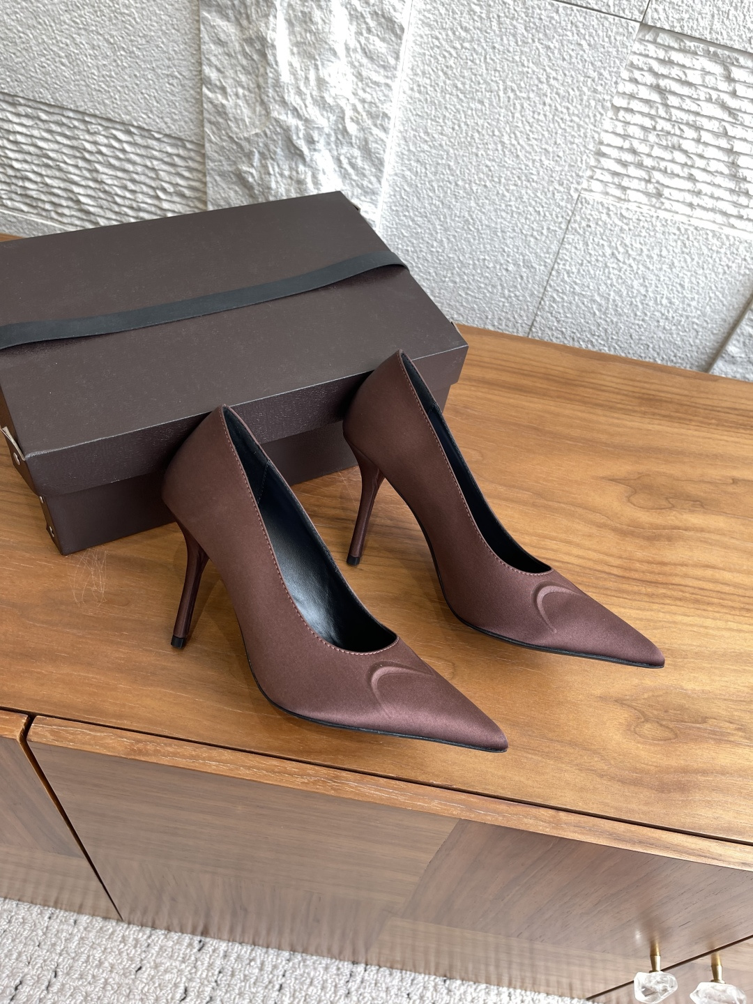 Alaia 25ss New Falls High Heel Shoes: Stylish, high-quality, Italian-made heels in various sizes.
