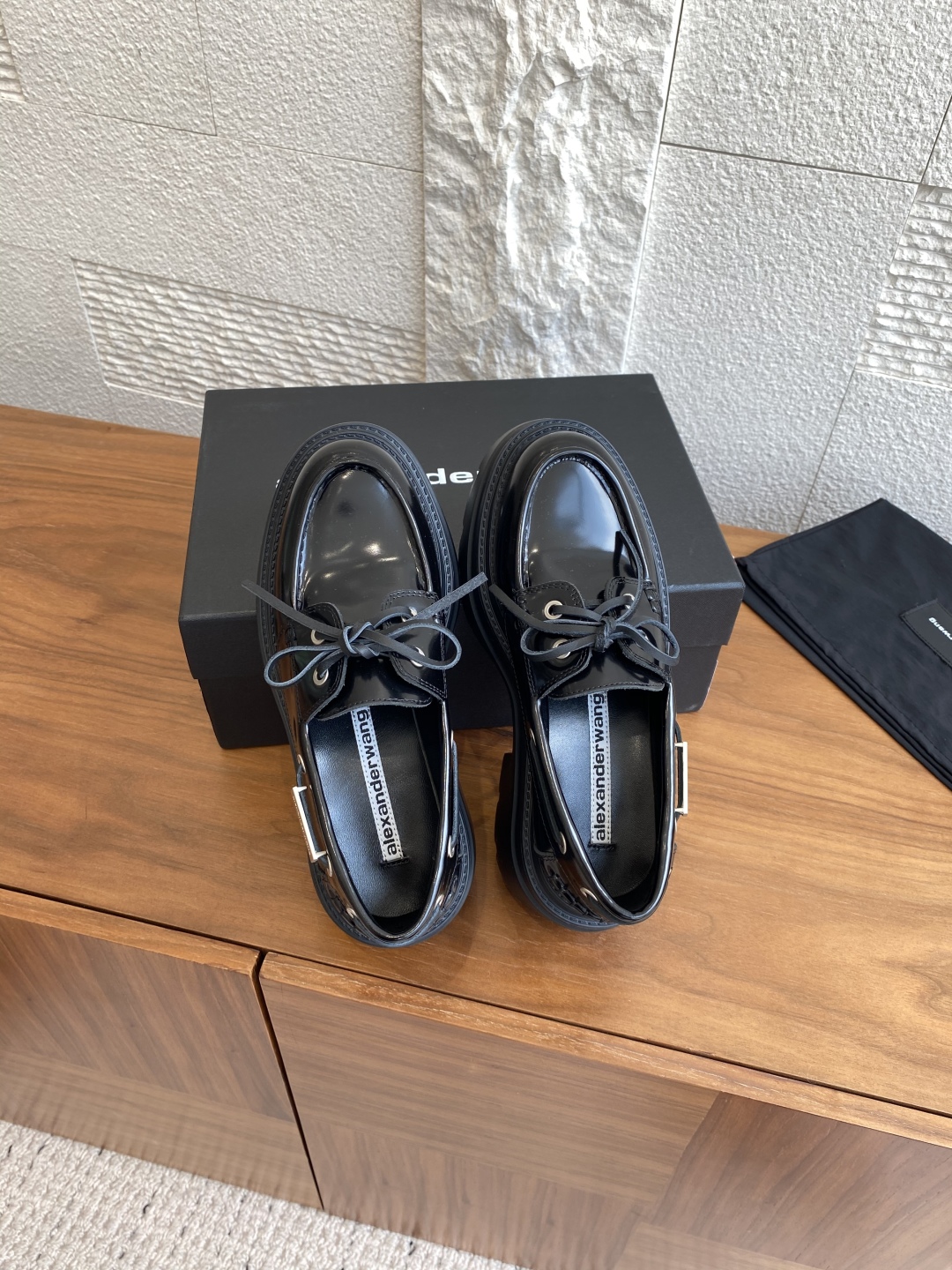 Alexander Wang Fall/Winter 25SS Shoe Collection: Stylish Comfort in Oxen and Lamba Materials - 图片 2
