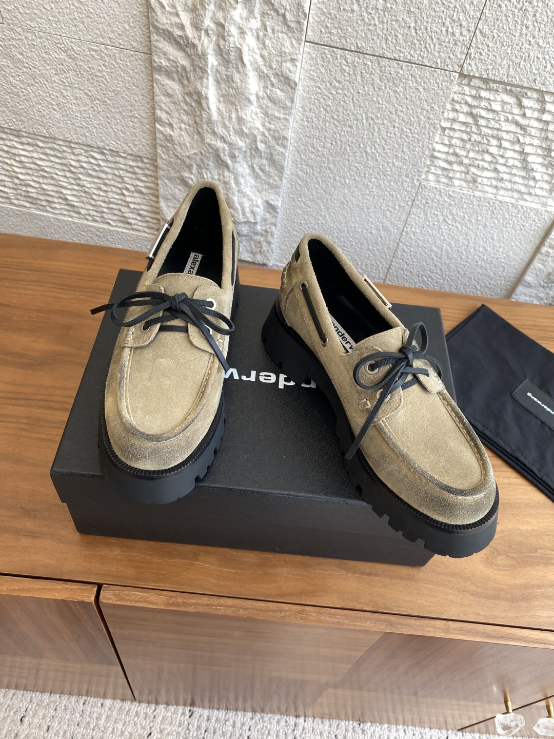 “Alexander Wang 25ss Fall Winter Shoe: Waxed Leather, Metal Logo, Velvet, Sheepskin, Rubber Bottom, Size 35-40” - 图片 4