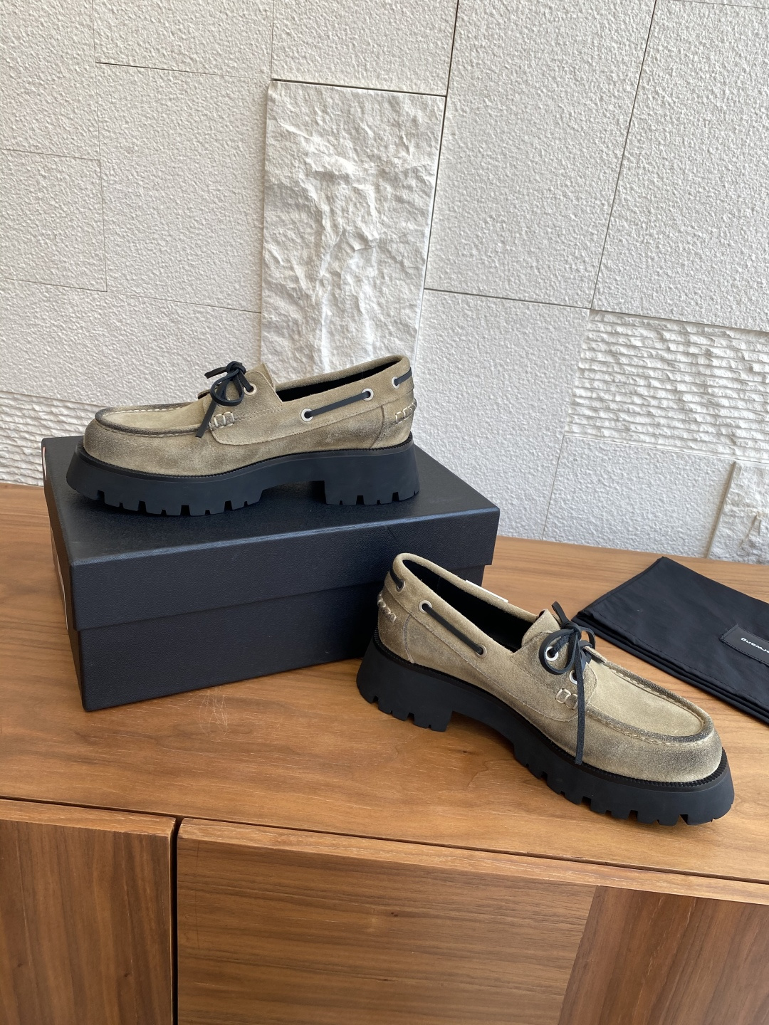 “Alexander Wang 25ss Fall Winter Shoe: Waxed Leather, Metal Logo, Velvet, Sheepskin, Rubber Bottom, Size 35-40” - 图片 3