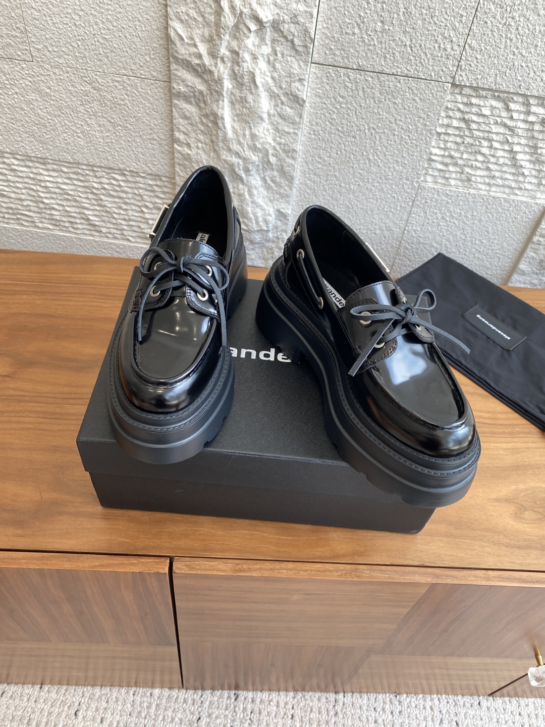 Alexander Wang Fall/Winter 25SS Shoe Collection: Stylish Comfort in Oxen and Lamba Materials - 图片 4