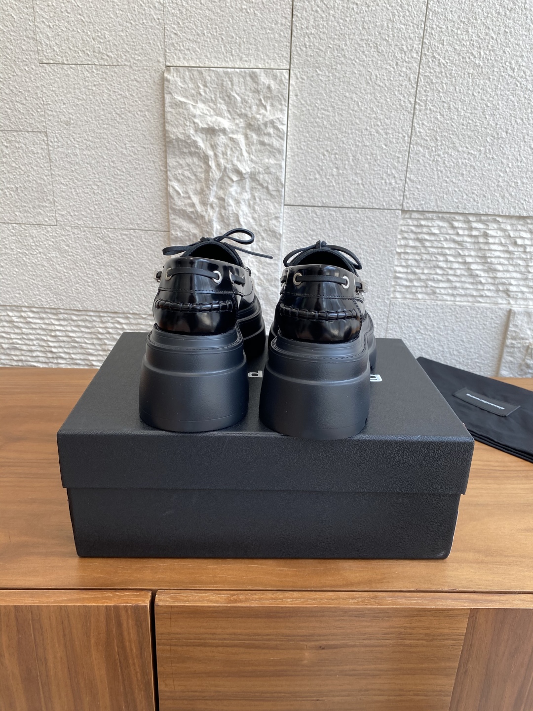 Alexander Wang Fall/Winter 25SS Shoe Collection: Stylish Comfort in Oxen and Lamba Materials - 图片 8