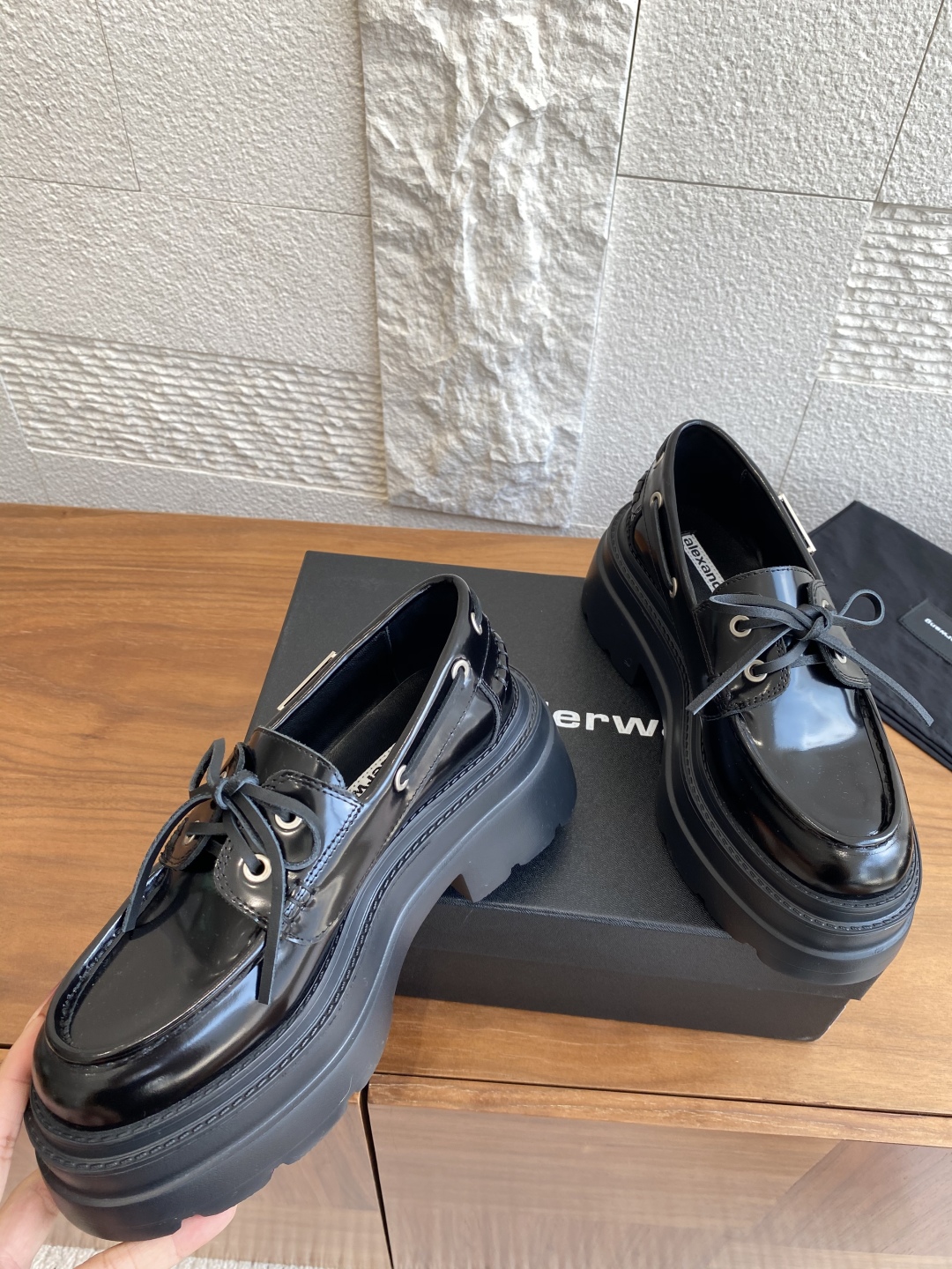 Alexander Wang Fall/Winter 25SS Shoe Collection: Stylish Comfort in Oxen and Lamba Materials - 图片 6