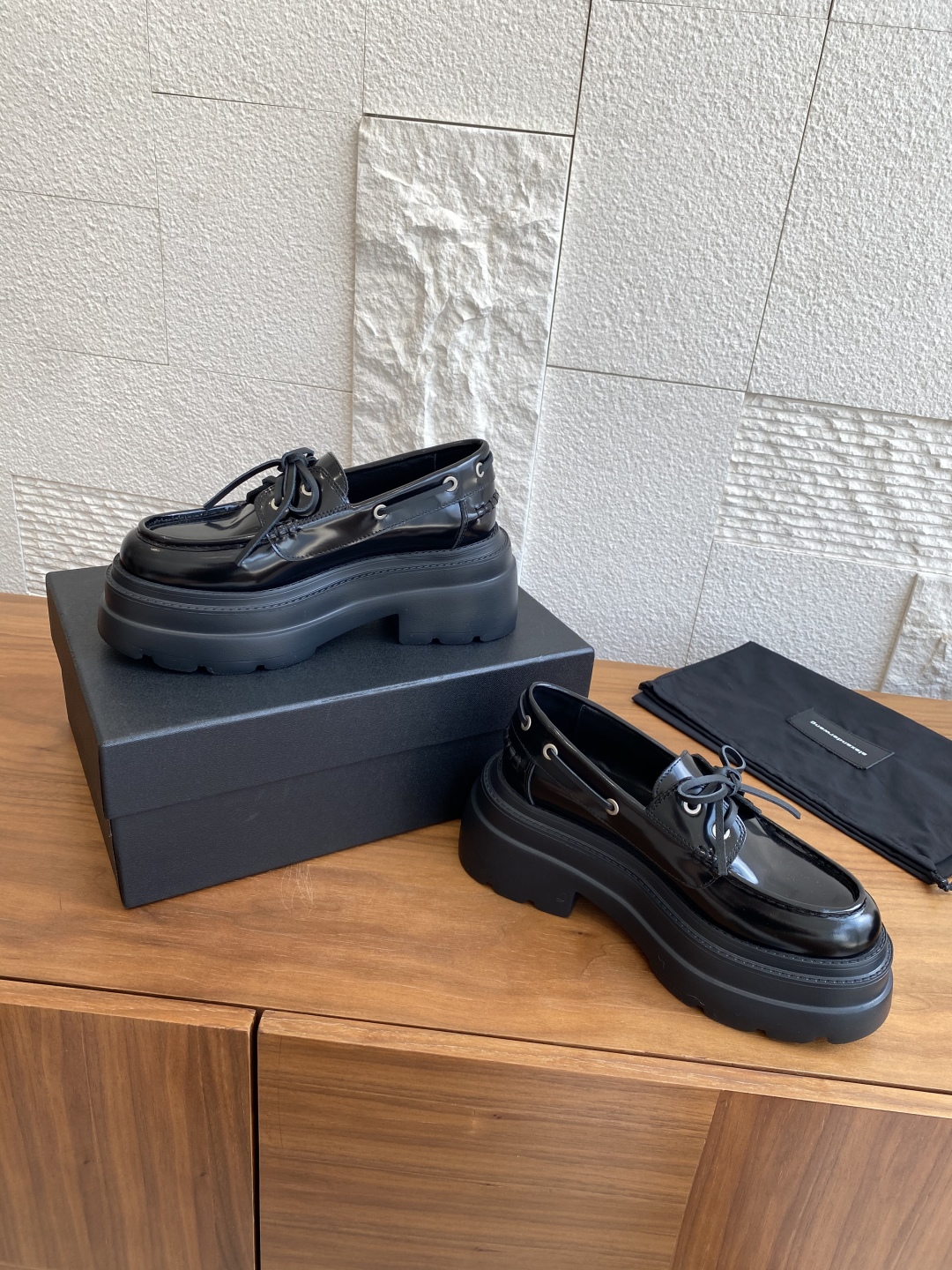 Alexander Wang Fall/Winter 25SS Shoe Collection: Stylish Comfort in Oxen and Lamba Materials - 图片 3