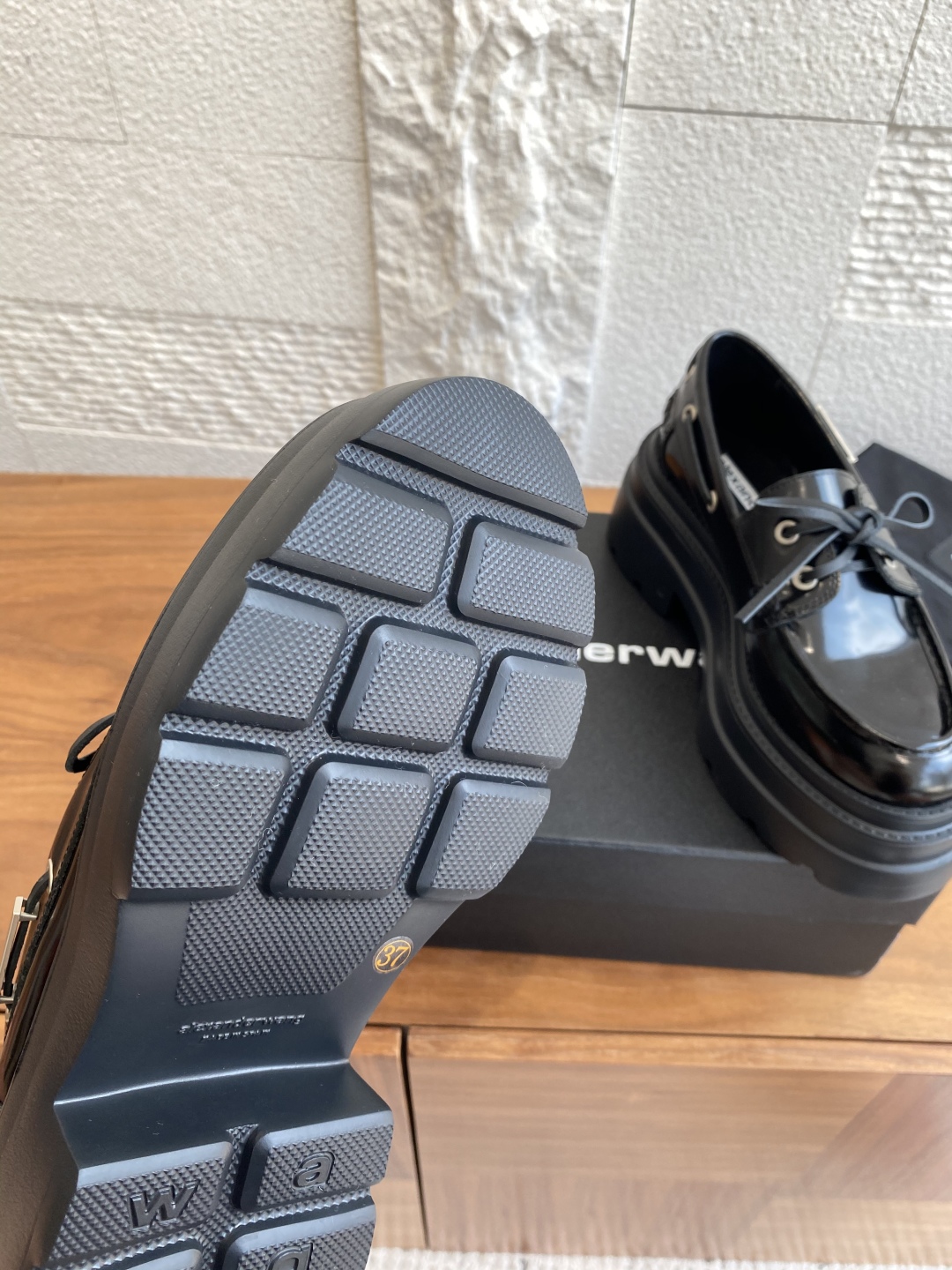 Alexander Wang Fall/Winter 25SS Shoe Collection: Stylish Comfort in Oxen and Lamba Materials - 图片 7