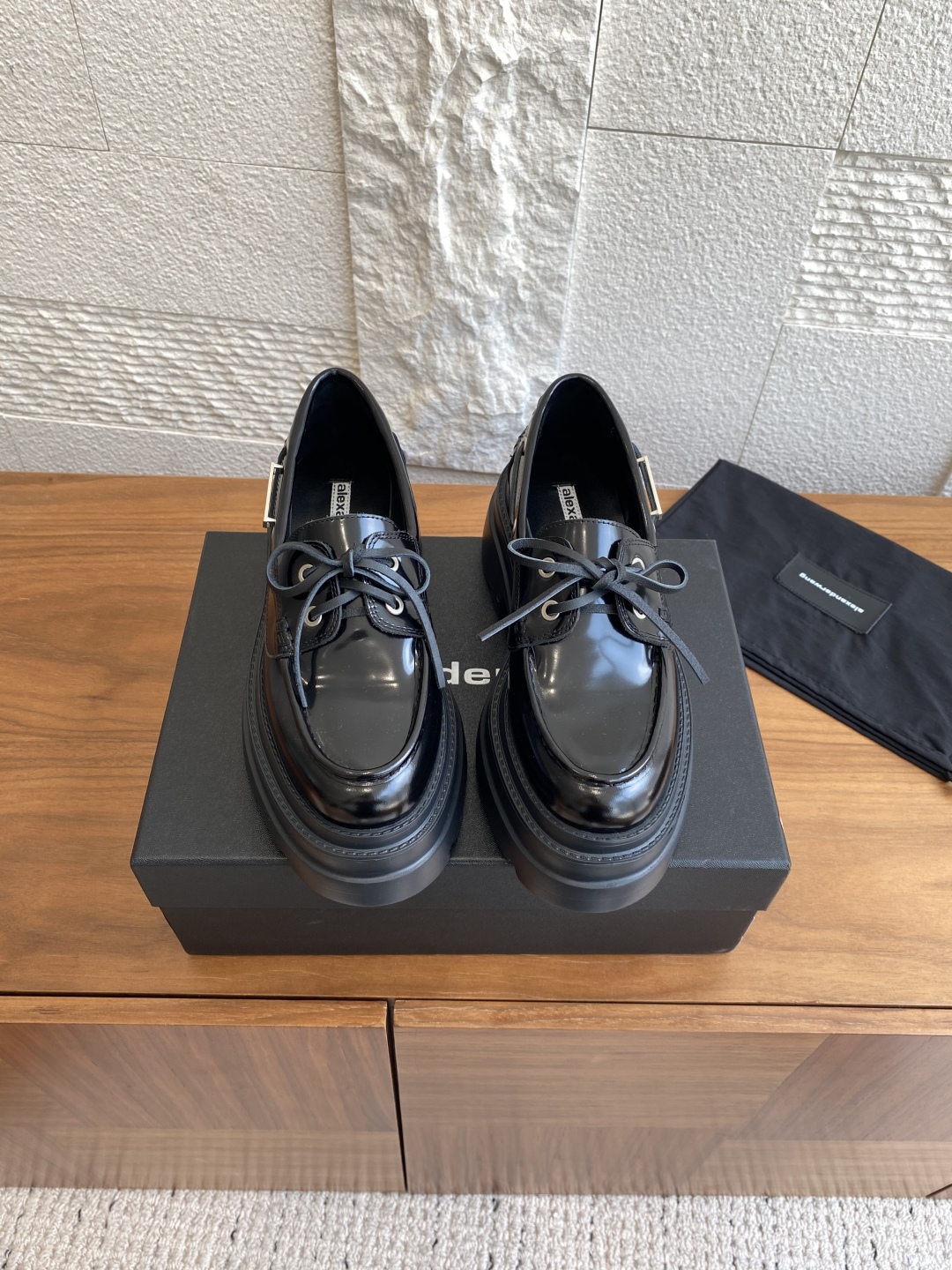Alexander Wang Fall/Winter 25SS Shoe Collection: Stylish Comfort in Oxen and Lamba Materials - 图片 1