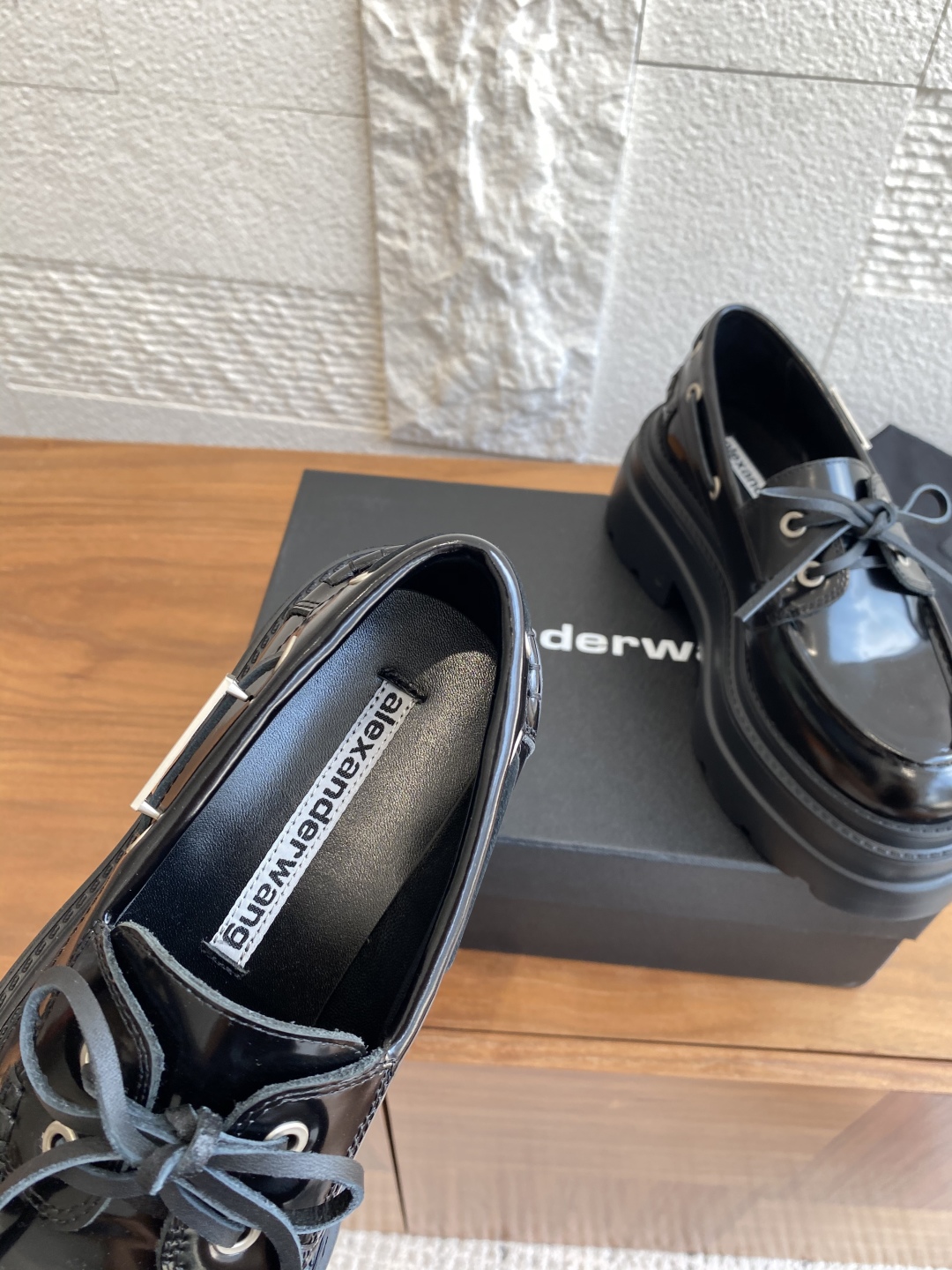 Alexander Wang Fall/Winter 25SS Shoe Collection: Stylish Comfort in Oxen and Lamba Materials - 图片 5