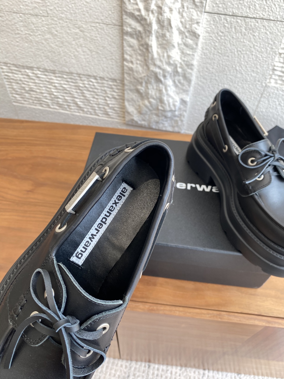“Alexander Wang 25ss Fall/Winter Shoe Collection: Oxen Skin, Metal Emblem Slides, Lamba Liners | 7ccm Thick Base” - 图片 6