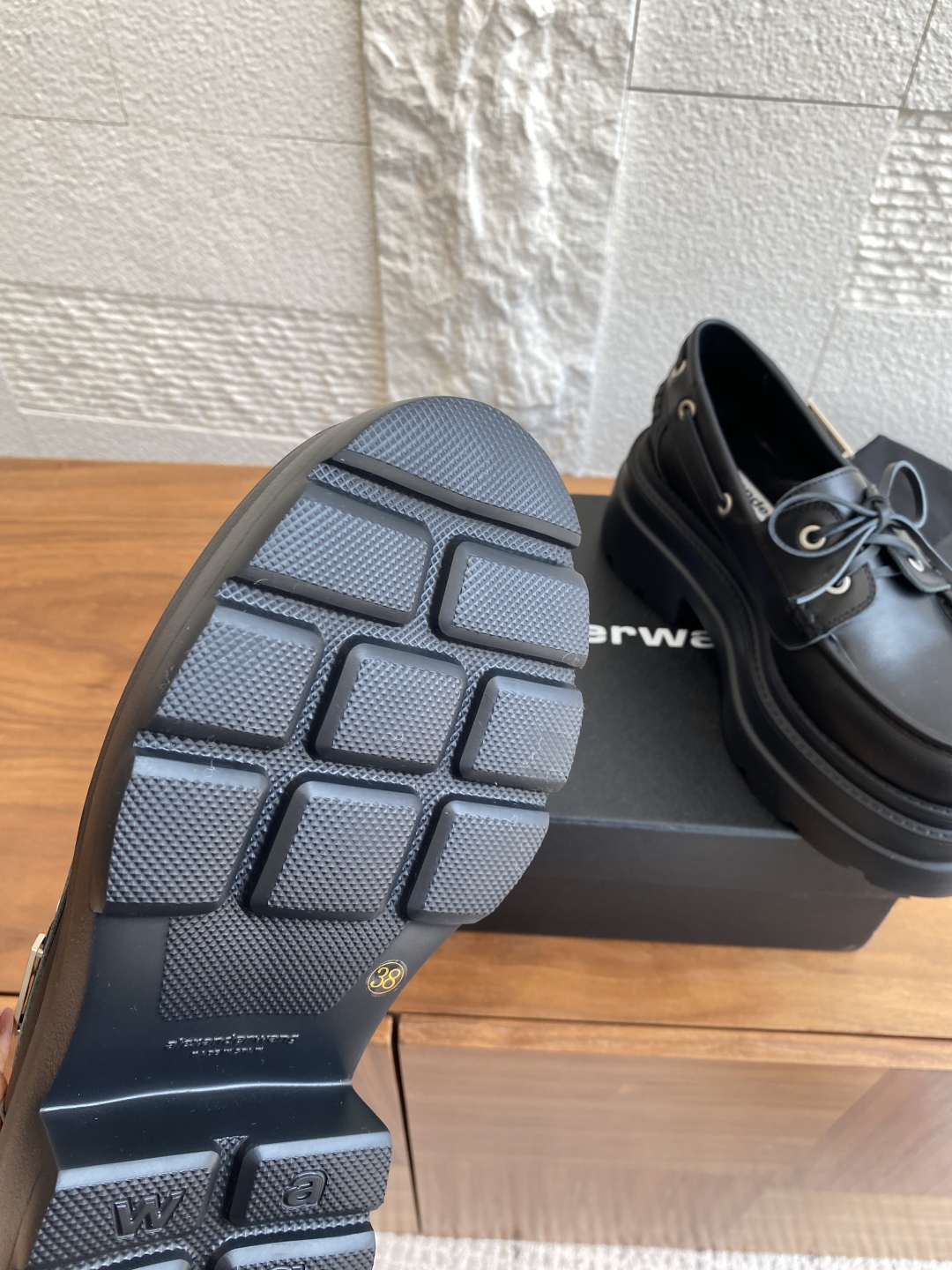 “Alexander Wang 25ss Fall/Winter Shoe Collection: Oxen Skin, Metal Emblem Slides, Lamba Liners | 7ccm Thick Base” - 图片 7