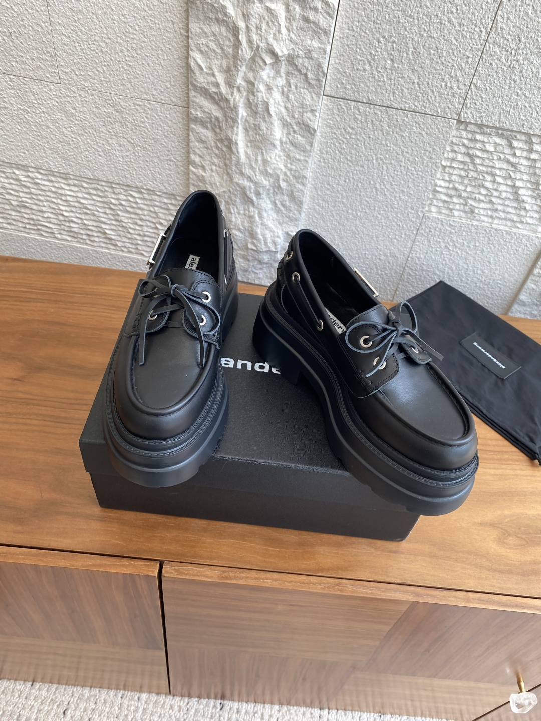 “Alexander Wang 25ss Fall/Winter Shoe Collection: Oxen Skin, Metal Emblem Slides, Lamba Liners | 7ccm Thick Base” - 图片 4