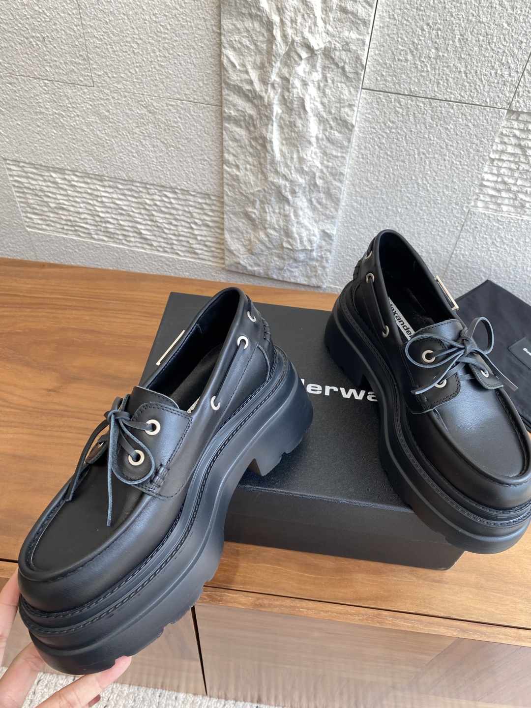 “Alexander Wang 25ss Fall/Winter Shoe Collection: Oxen Skin, Metal Emblem Slides, Lamba Liners | 7ccm Thick Base” - 图片 5