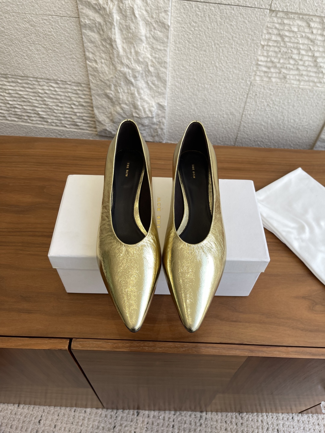 “The Row 25SS Autumn/Winter Collection: Timeless Elegance and Quality in Footwear”