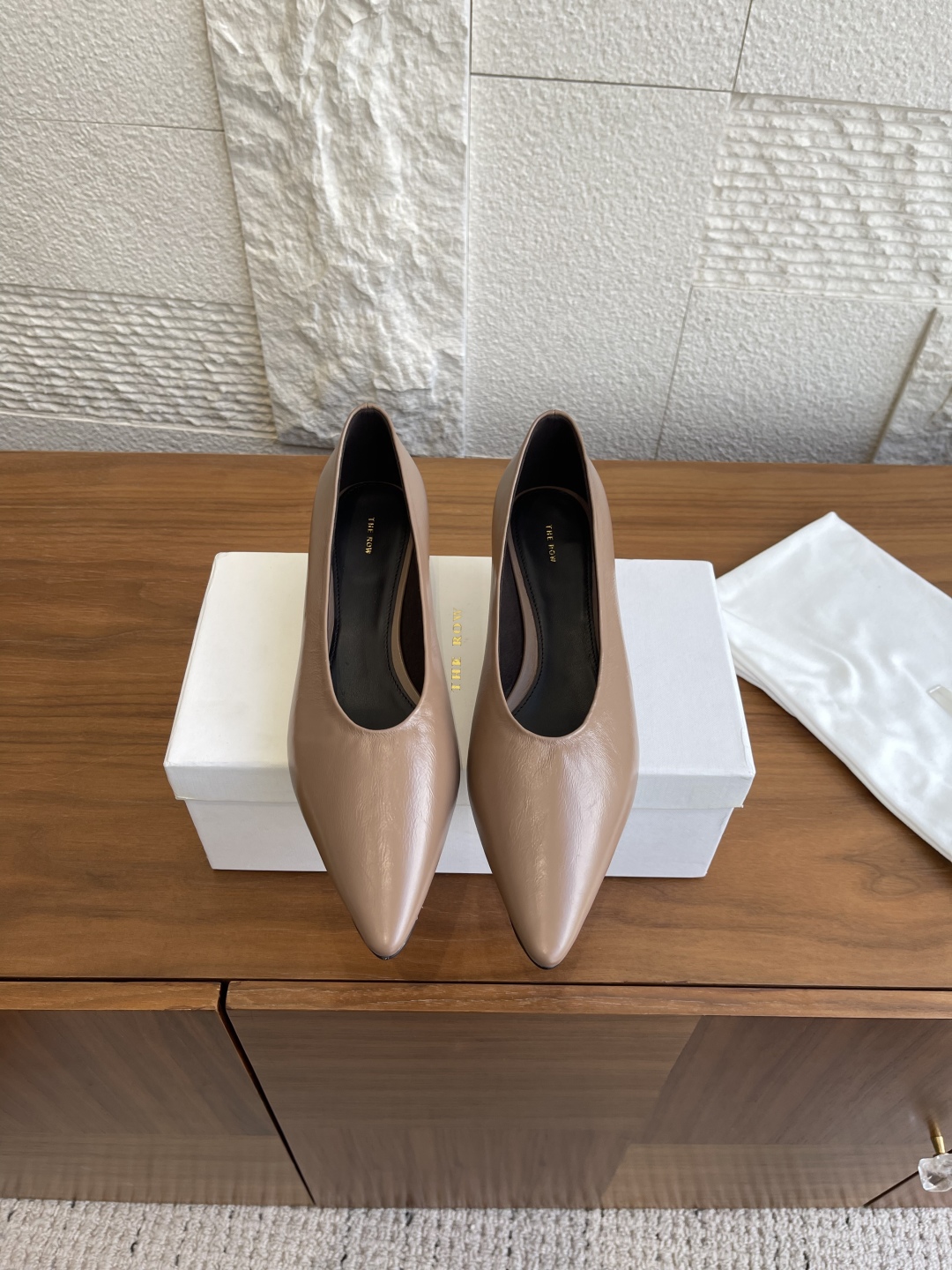 “The Row 25SS Collection: Timeless Elegance in Autumn and Winter Fashion | Impeccable Style and Quality”