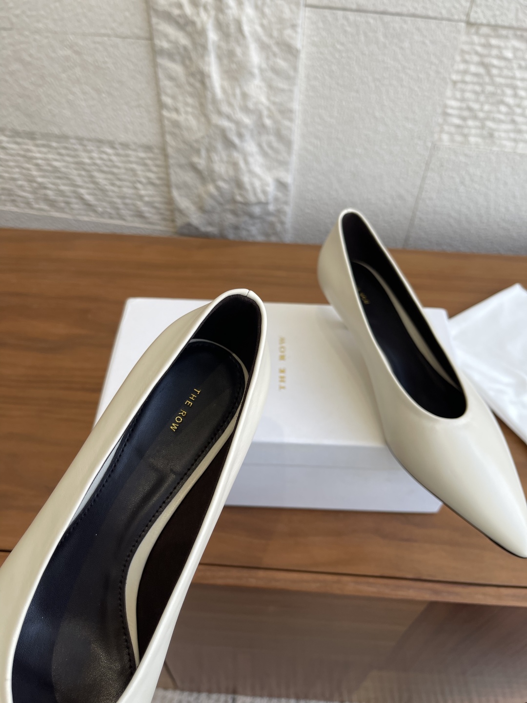 “The Row 25SS Autumn/Winter Collection: Simple Elegance and Uncompromising Quality in Classic Footwear” - 图片 6