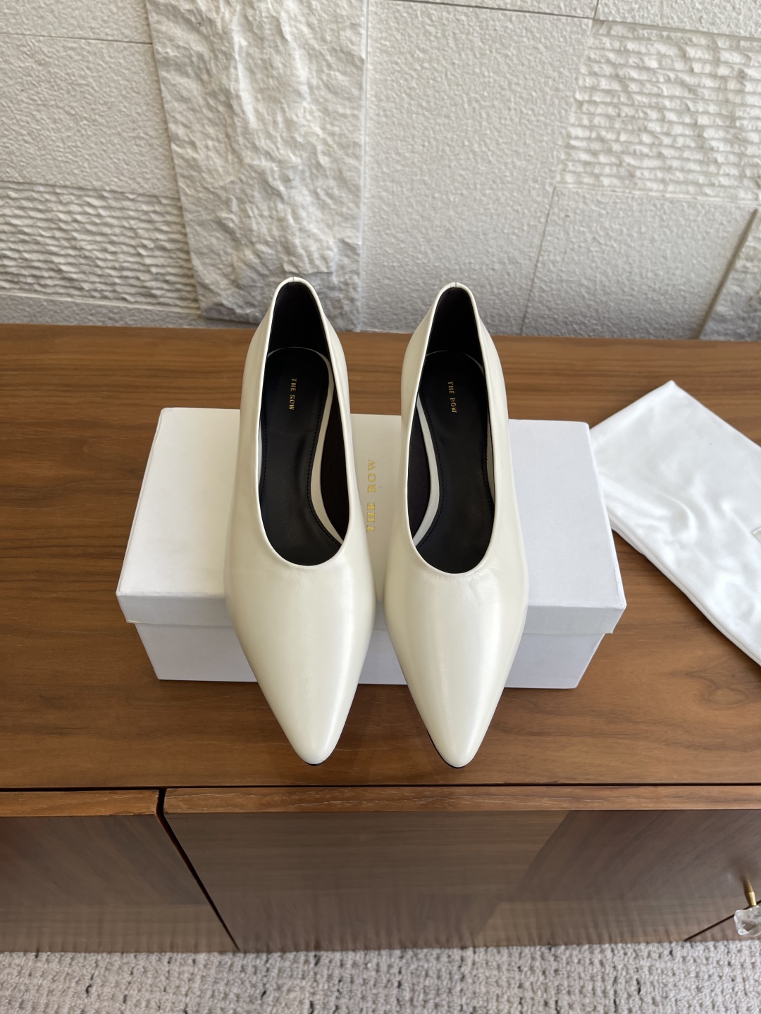 “The Row 25SS Autumn/Winter Collection: Simple Elegance and Uncompromising Quality in Classic Footwear”