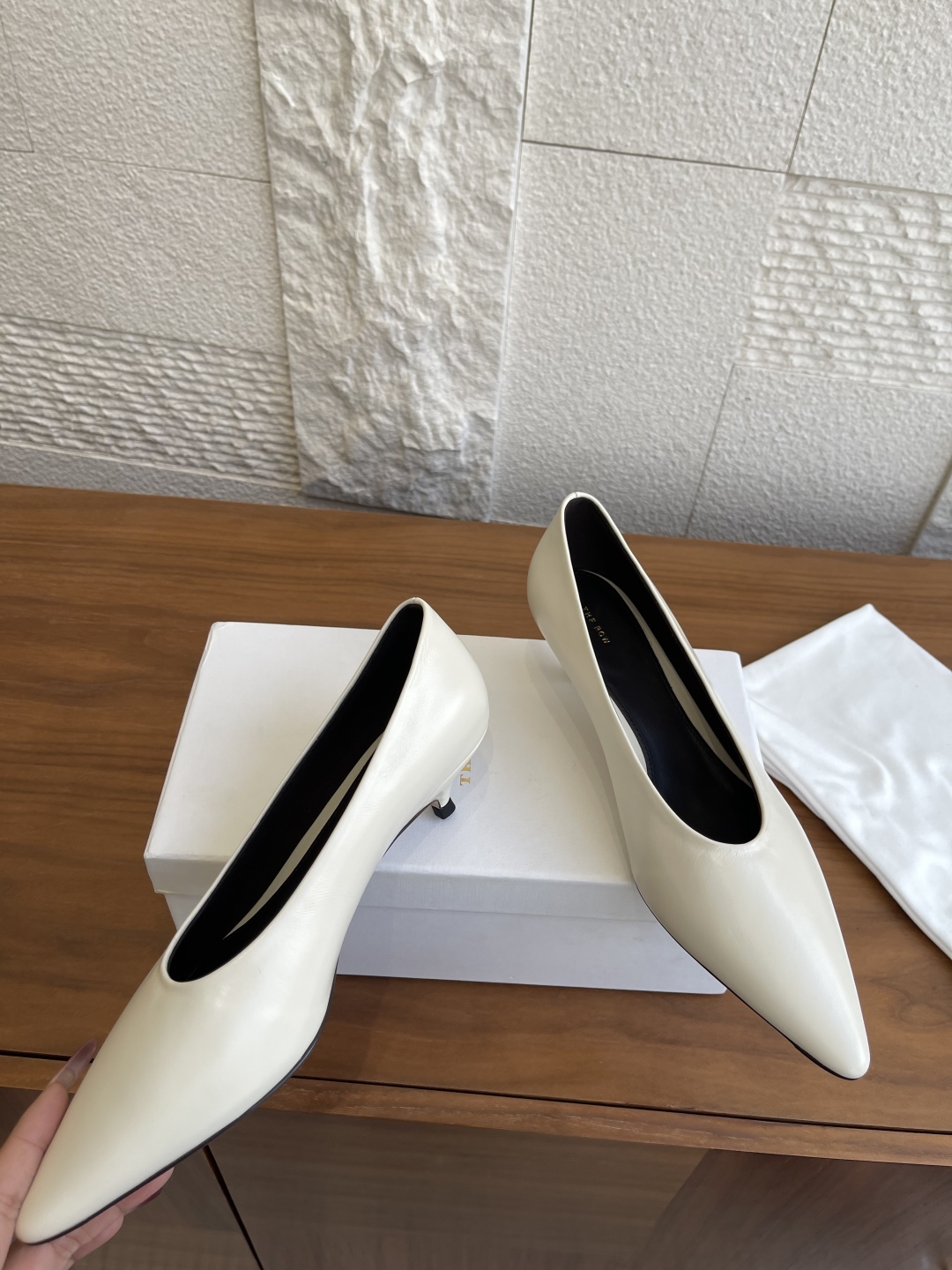 “The Row 25SS Autumn/Winter Collection: Simple Elegance and Uncompromising Quality in Classic Footwear” - 图片 5