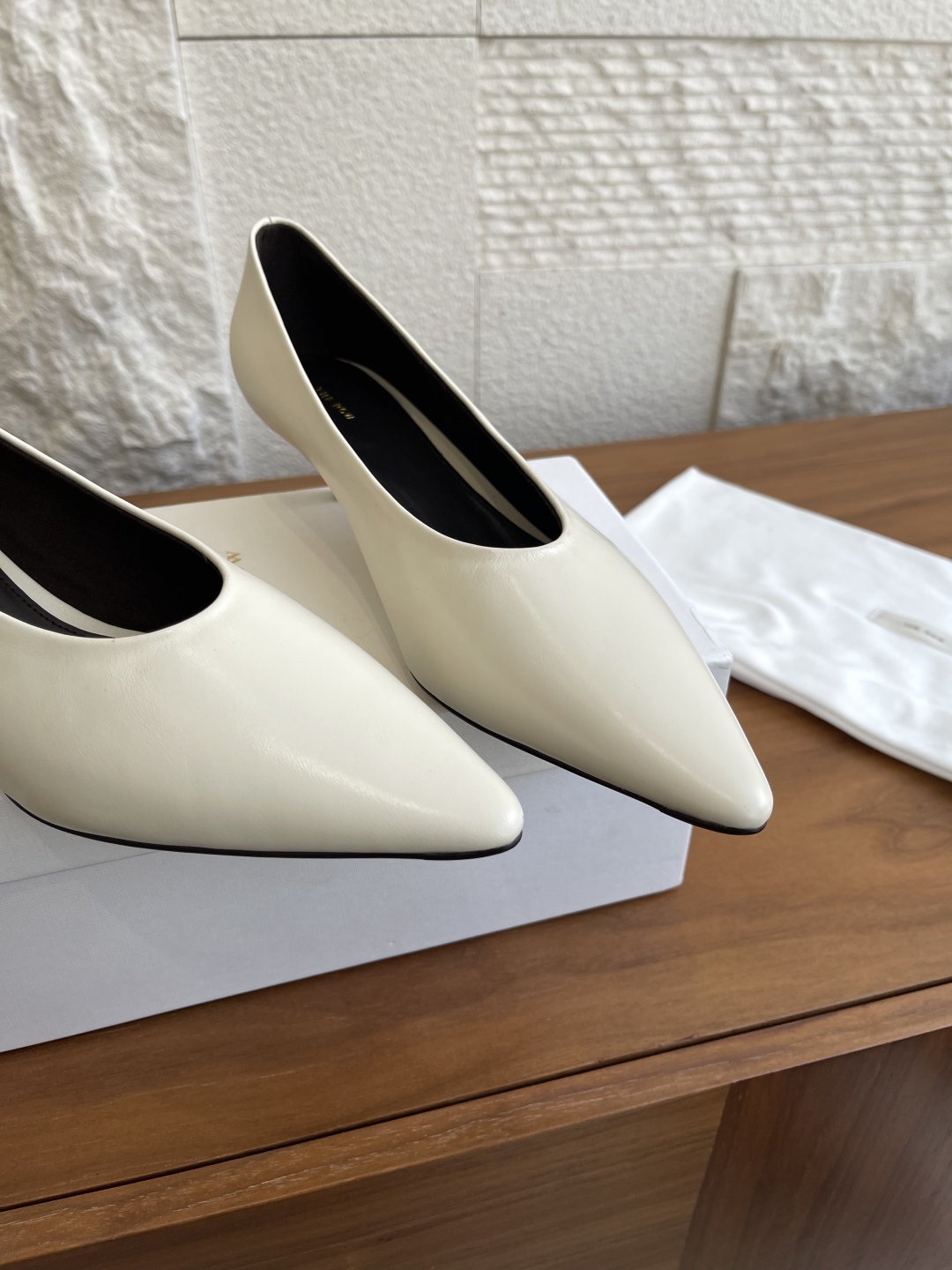 “The Row 25SS Autumn/Winter Collection: Simple Elegance and Uncompromising Quality in Classic Footwear” - 图片 9