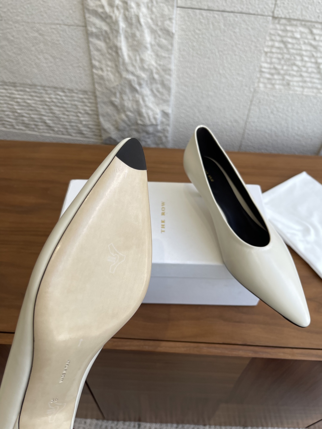 “The Row 25SS Autumn/Winter Collection: Simple Elegance and Uncompromising Quality in Classic Footwear” - 图片 7