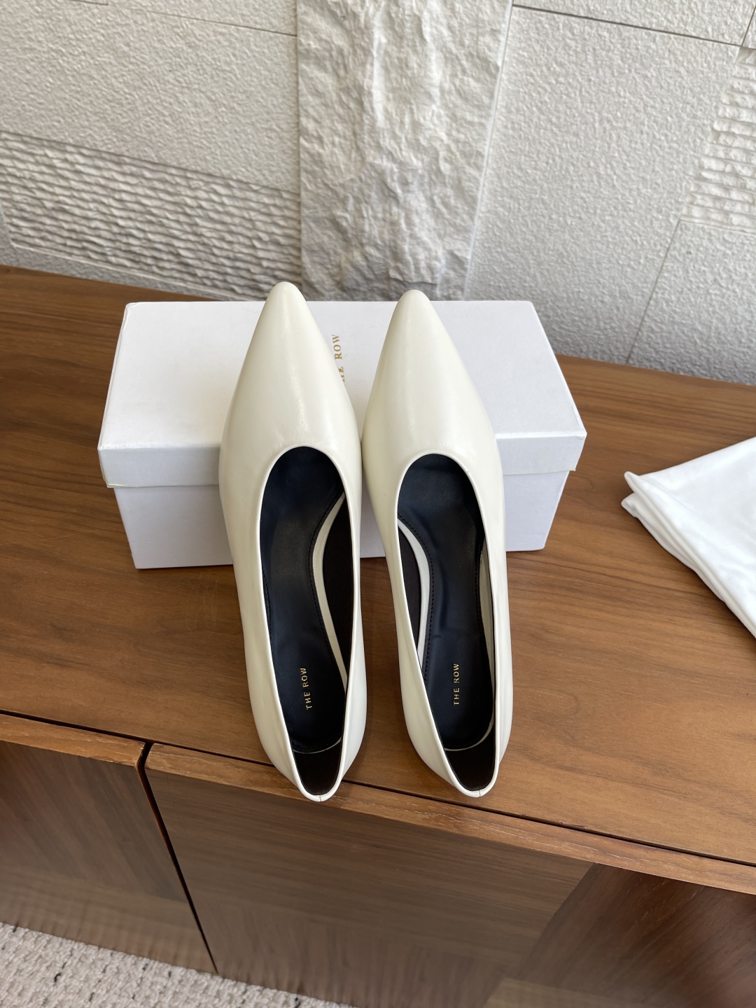 “The Row 25SS Autumn/Winter Collection: Simple Elegance and Uncompromising Quality in Classic Footwear” - 图片 2