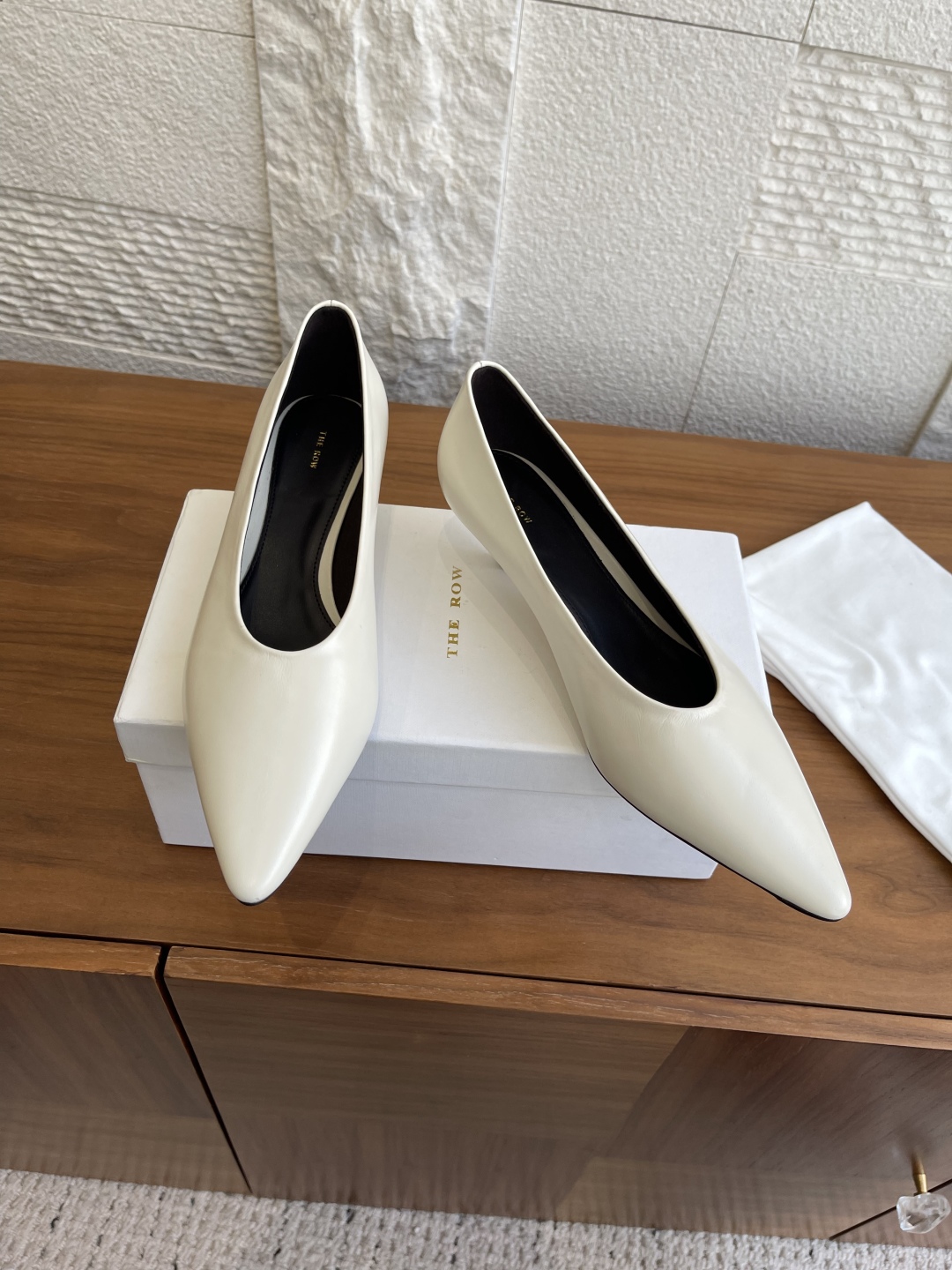 “The Row 25SS Autumn/Winter Collection: Simple Elegance and Uncompromising Quality in Classic Footwear” - 图片 4