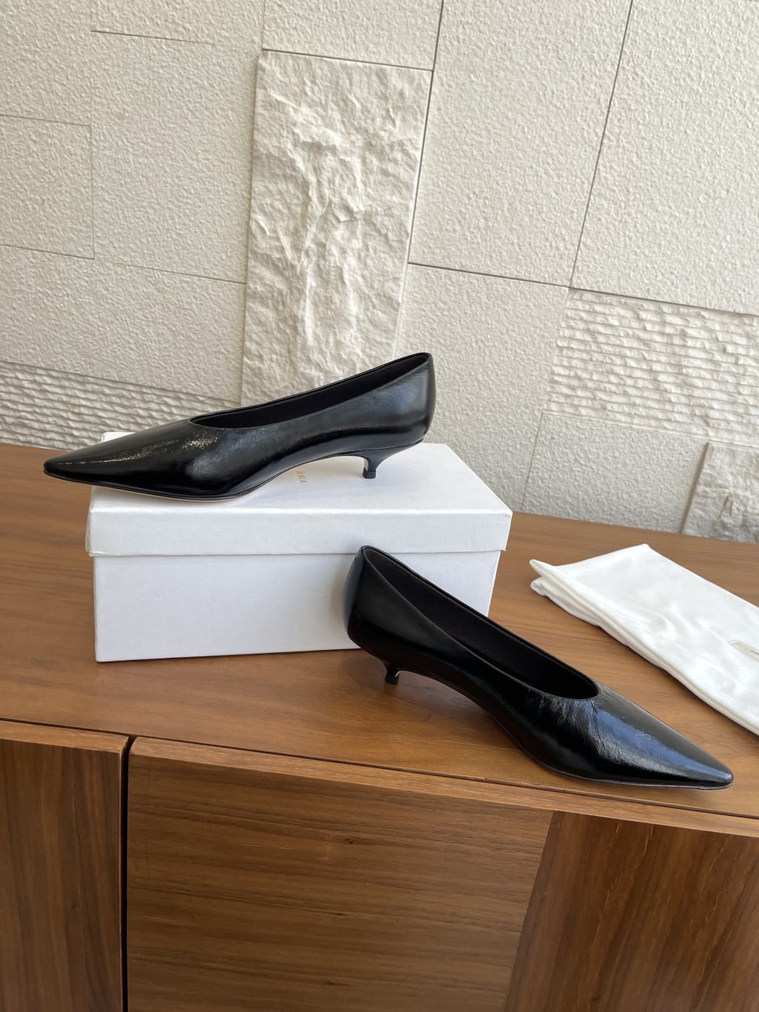 “The Row 25SS Autumn Winter Collection: Classic Elegance and Quality Footwear” - 图片 3